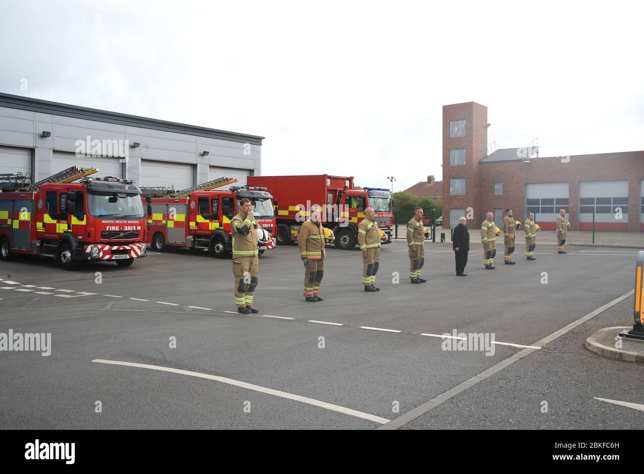 I vigili del fuoco osservano un minuto di silenzio al di fuori della Tynemouth Community Fire Station, durante il Firefighters Memorial Day, in memoria dei loro colleghi che hanno perso la vita nella linea di servizio in tutto il Regno Unito e in tutto il mondo. Foto Stock