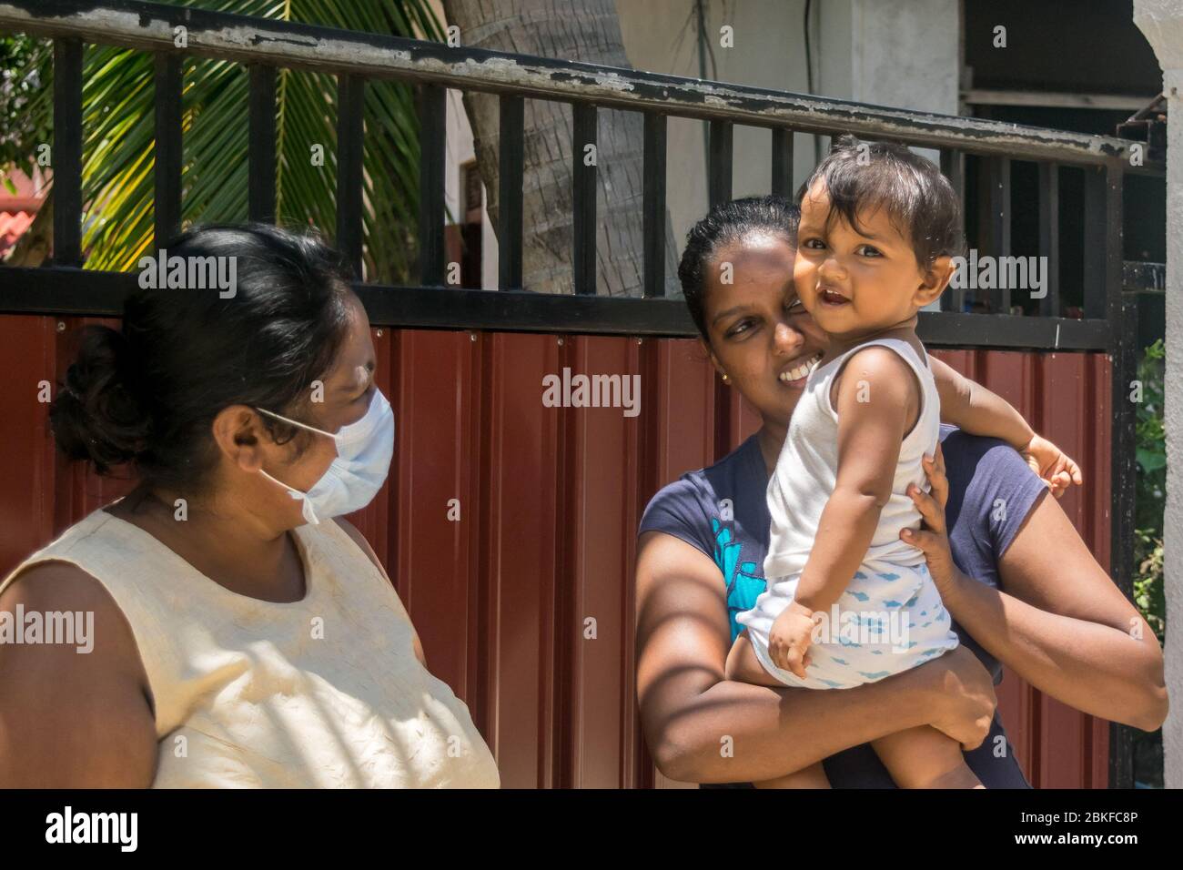 Famiglie che cercano di mantenere la vita il più normale possibile. Discussione sulla situazione del paese. Il coprifuoco e la chiusura a chiave sono imposti nel Paese per prevenire la diffusione di Coronavirus. Colombo, Sri Lanka. Foto Stock