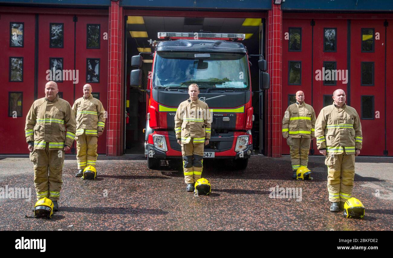 Coleraine, Contea di Londonderry, Irlanda del Nord. 04 maggio 2020. I vigili del fuoco di Delta Watch a Coleraine tengono un minuto di silenzio durante la Giornata internazionale dei vigili del fuoco. Si osserva ogni anno il 4 maggio per ricordare quelli pompieri che sono morti mentre servono la nostra comunità o hanno dedicato la loro vita a proteggere la sicurezza di tutti noi. PIC Credit: Steven McAuley/Alamy Live News Foto Stock
