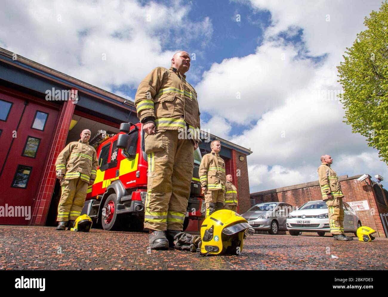 Coleraine, Contea di Londonderry, Irlanda del Nord. 04 maggio 2020. I vigili del fuoco di Delta Watch a Coleraine tengono un minuto di silenzio durante la Giornata internazionale dei vigili del fuoco. Si osserva ogni anno il 4 maggio per ricordare quelli pompieri che sono morti mentre servono la nostra comunità o hanno dedicato la loro vita a proteggere la sicurezza di tutti noi. PIC Credit: Steven McAuley/Alamy Live News Foto Stock