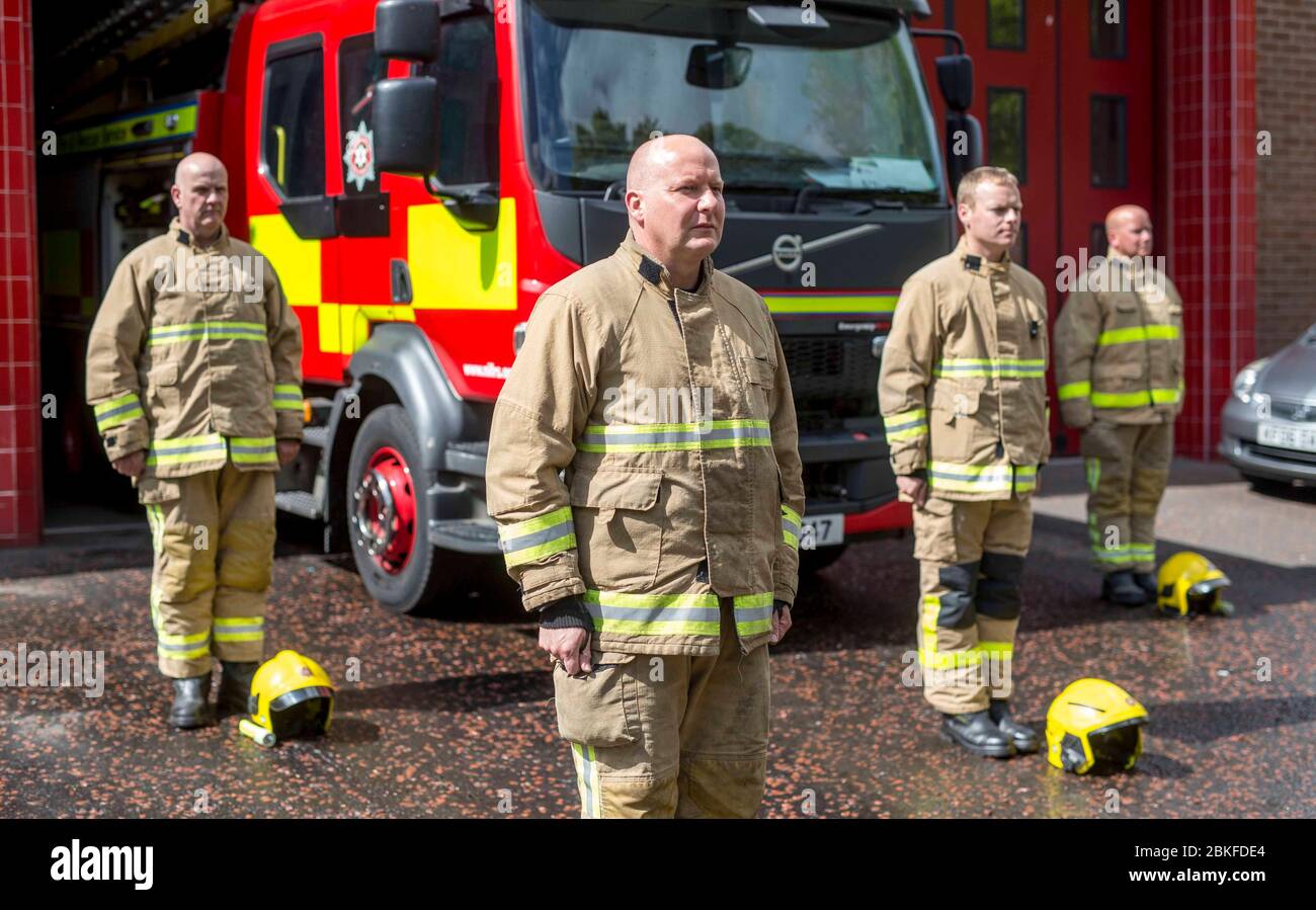 Coleraine, Contea di Londonderry, Irlanda del Nord. 04 maggio 2020. I vigili del fuoco di Delta Watch a Coleraine tengono un minuto di silenzio durante la Giornata internazionale dei vigili del fuoco. Si osserva ogni anno il 4 maggio per ricordare quelli pompieri che sono morti mentre servono la nostra comunità o hanno dedicato la loro vita a proteggere la sicurezza di tutti noi. PIC Credit: Steven McAuley/Alamy Live News Foto Stock