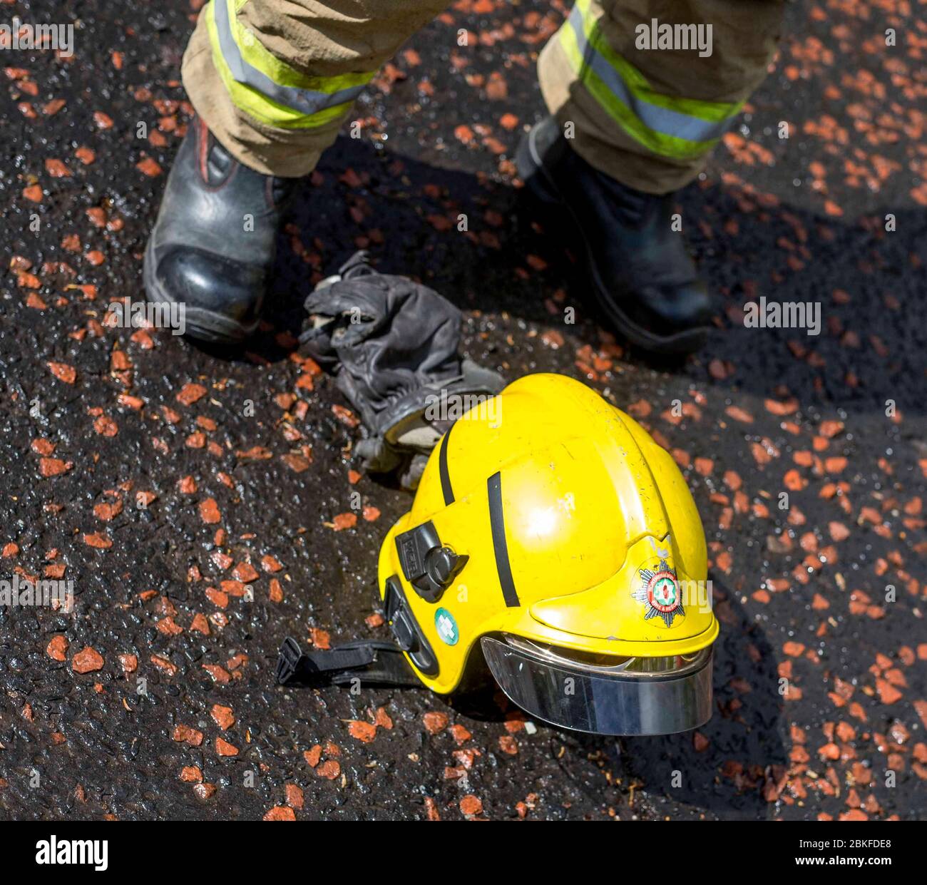 Coleraine, Contea di Londonderry, Irlanda del Nord. 04 maggio 2020. I vigili del fuoco di Delta Watch a Coleraine tengono un minuto di silenzio durante la Giornata internazionale dei vigili del fuoco. Si osserva ogni anno il 4 maggio per ricordare quelli pompieri che sono morti mentre servono la nostra comunità o hanno dedicato la loro vita a proteggere la sicurezza di tutti noi. PIC Credit: Steven McAuley/Alamy Live News Foto Stock