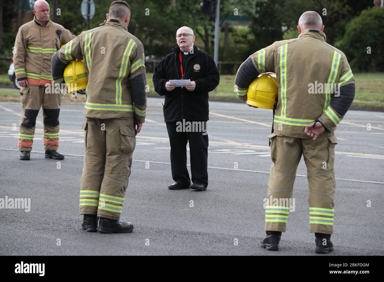 I vigili del fuoco osservano un minuto di silenzio al di fuori della Tynemouth Community Fire Station, durante il Firefighters Memorial Day, in memoria dei loro colleghi che hanno perso la vita nella linea di servizio in tutto il Regno Unito e in tutto il mondo. Foto Stock