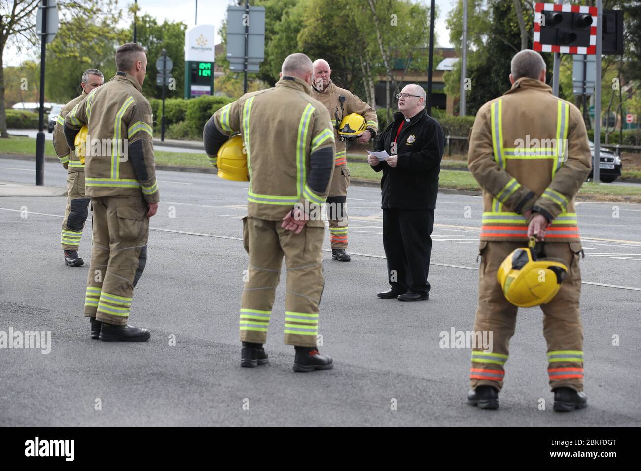 I vigili del fuoco osservano un minuto di silenzio al di fuori della Tynemouth Community Fire Station, durante il Firefighters Memorial Day, in memoria dei loro colleghi che hanno perso la vita nella linea di servizio in tutto il Regno Unito e in tutto il mondo. Foto Stock