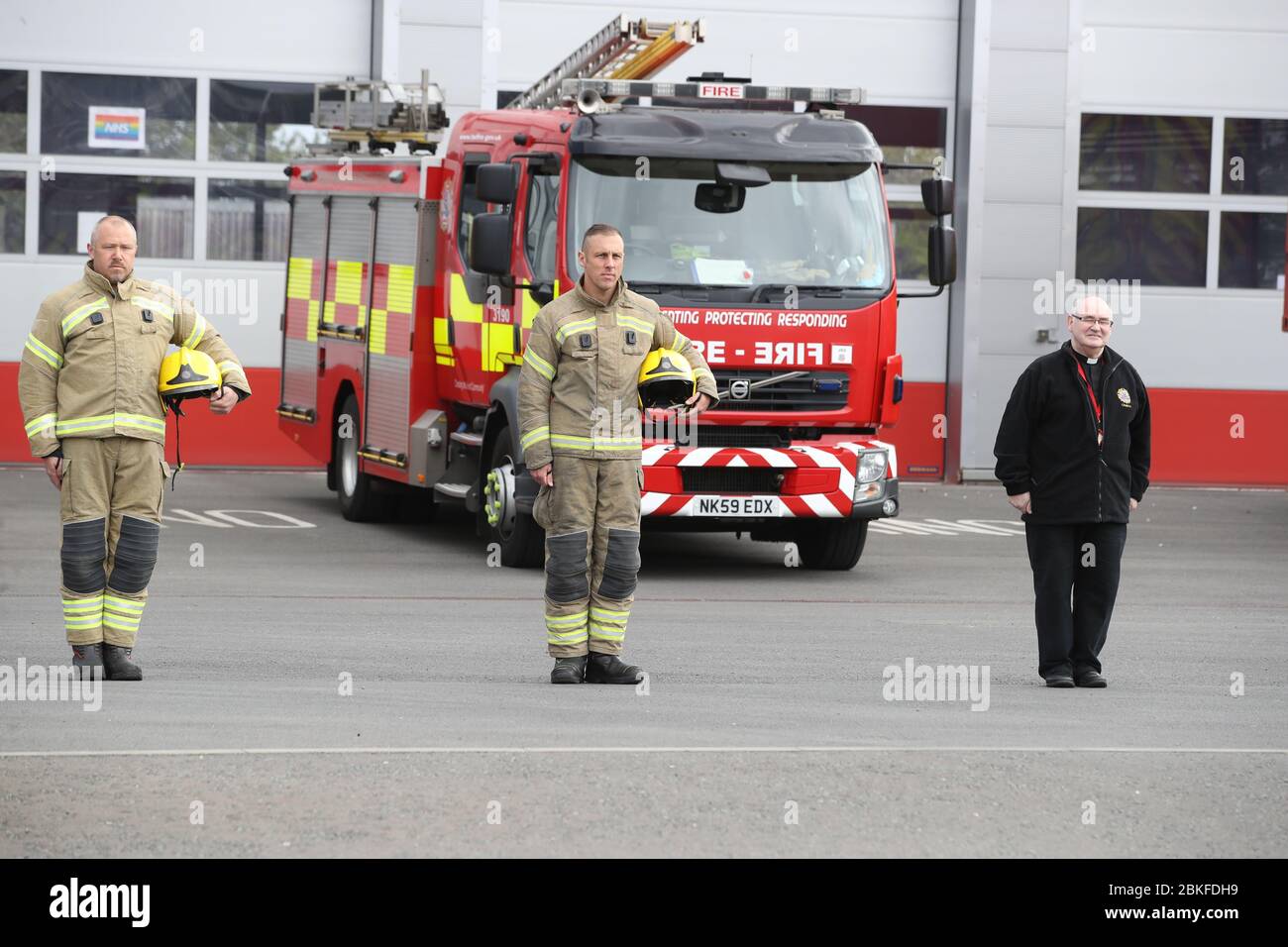 I vigili del fuoco osservano un minuto di silenzio al di fuori della Tynemouth Community Fire Station, durante il Firefighters Memorial Day, in memoria dei loro colleghi che hanno perso la vita nella linea di servizio in tutto il Regno Unito e in tutto il mondo. Foto Stock