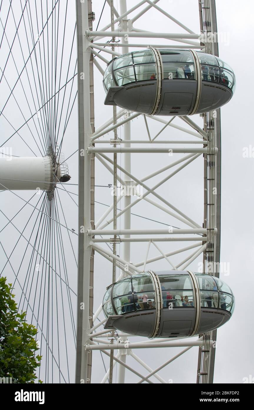Un colpo da primo piano di una parte del London Eye o della ruota di Millenium in una giornata nuvolosa a Londra Foto Stock