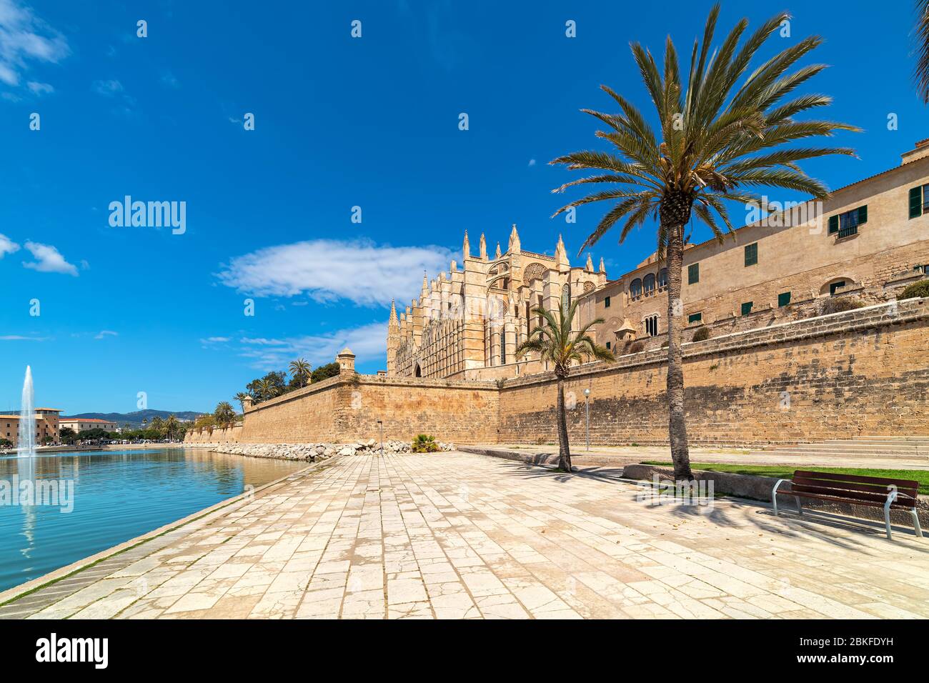 Cattedrale di Santa Maria sotto cielo blu visto dal Parc de la Mar a Palma di Maiorca, Spagna. Foto Stock