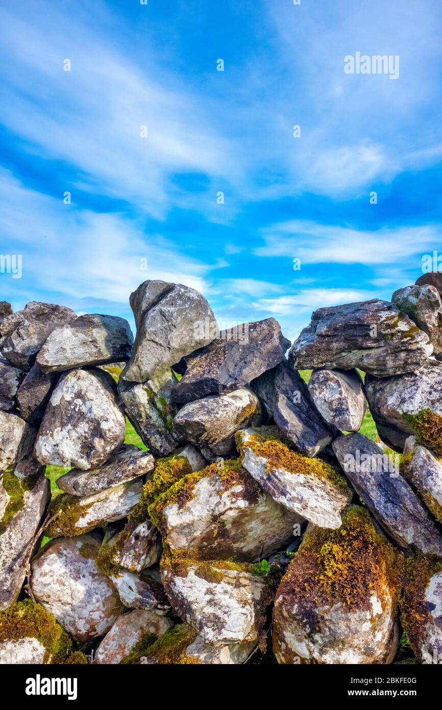 Primo piano di un muro irlandese di pietra secca Foto Stock