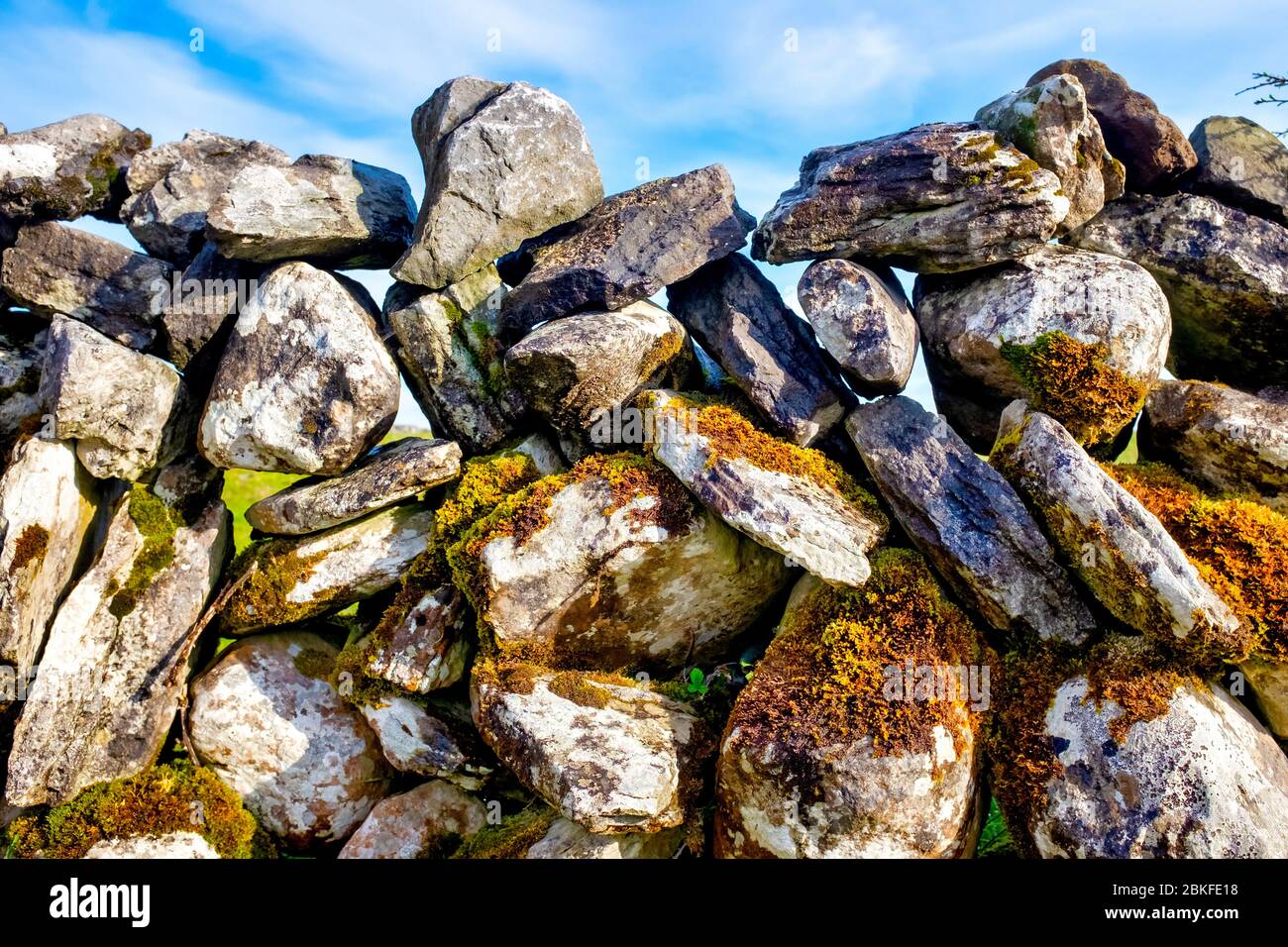Primo piano di un muro irlandese di pietra secca Foto Stock