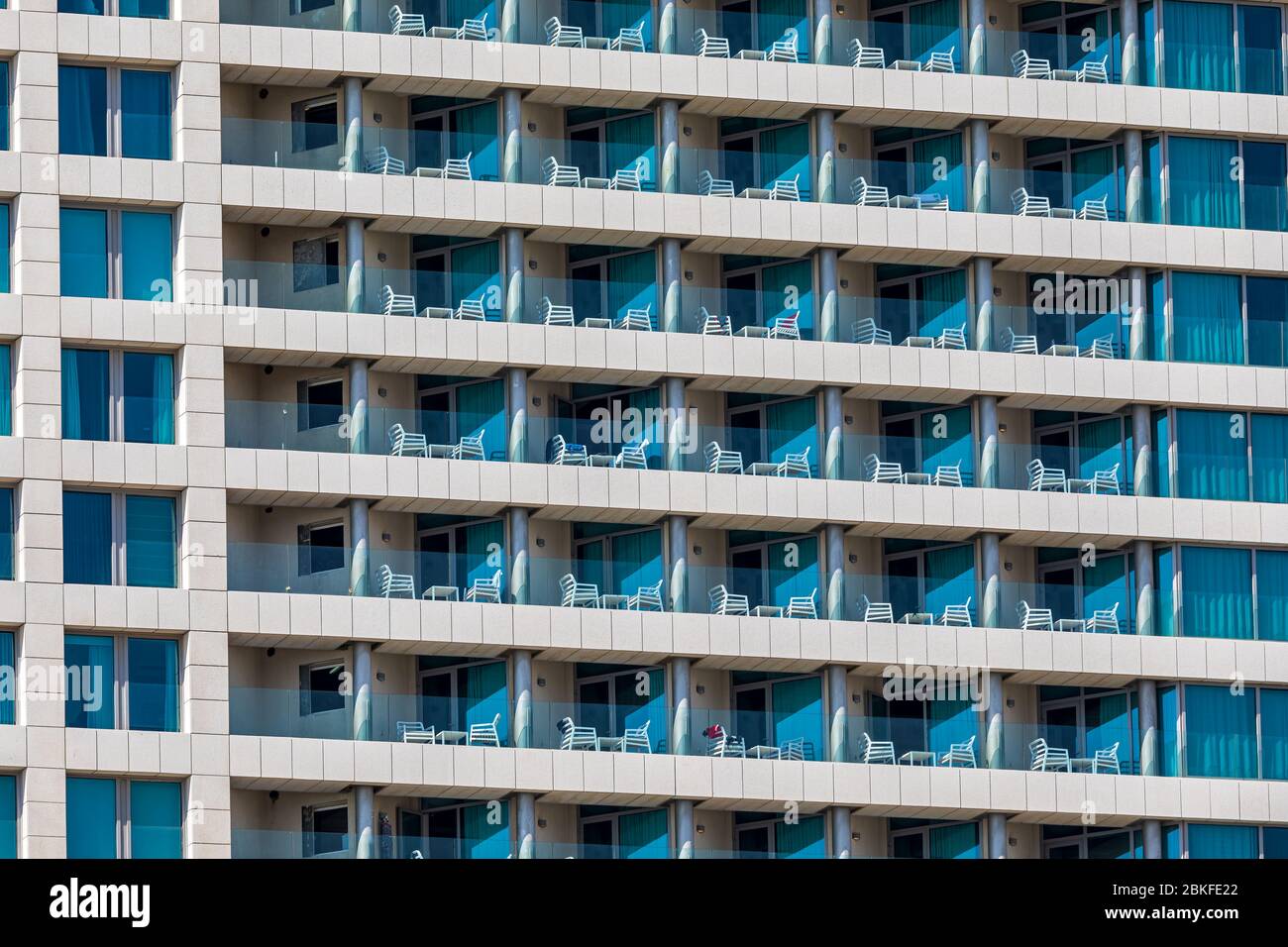 File di balconi in un moderno edificio alberghiero a Tel Aviv, Israele. Foto Stock