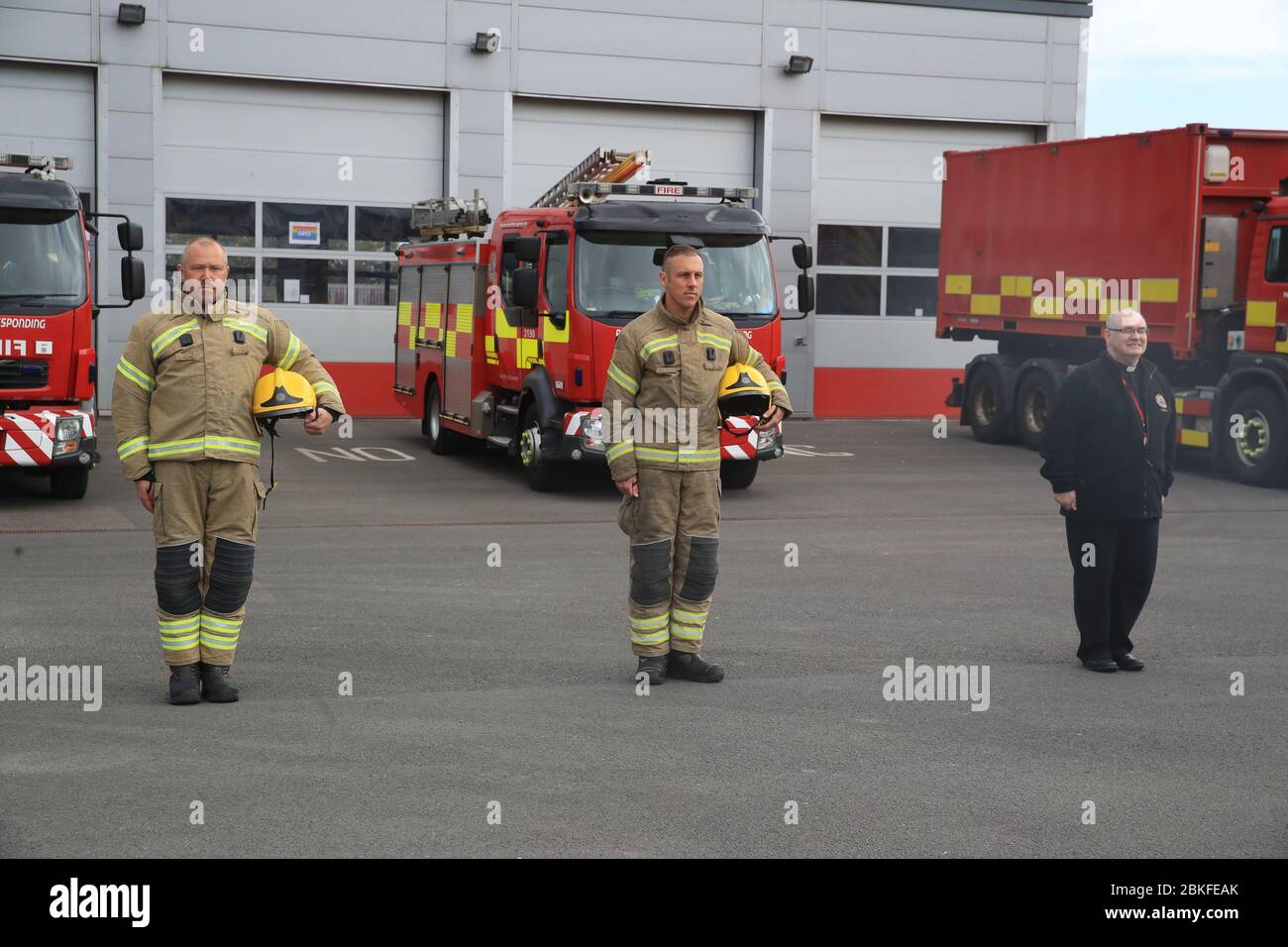 RITRASMISSIONE - modifica in linea. I vigili del fuoco osservano un minuto di silenzio al di fuori della Tynemouth Community Fire Station, durante il Firefighters Memorial Day, in memoria dei loro colleghi che hanno perso la vita nel campo del dovere in tutto il Regno Unito e in tutto il mondo. Foto Stock