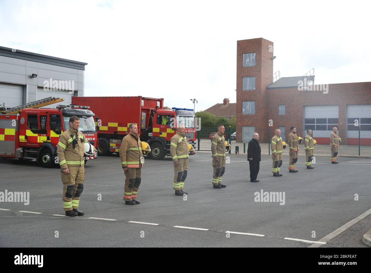 RITRASMISSIONE - modifica in linea. I vigili del fuoco osservano un minuto di silenzio al di fuori della Tynemouth Community Fire Station, durante il Firefighters Memorial Day, in memoria dei loro colleghi che hanno perso la vita nel campo del dovere in tutto il Regno Unito e in tutto il mondo. Foto Stock