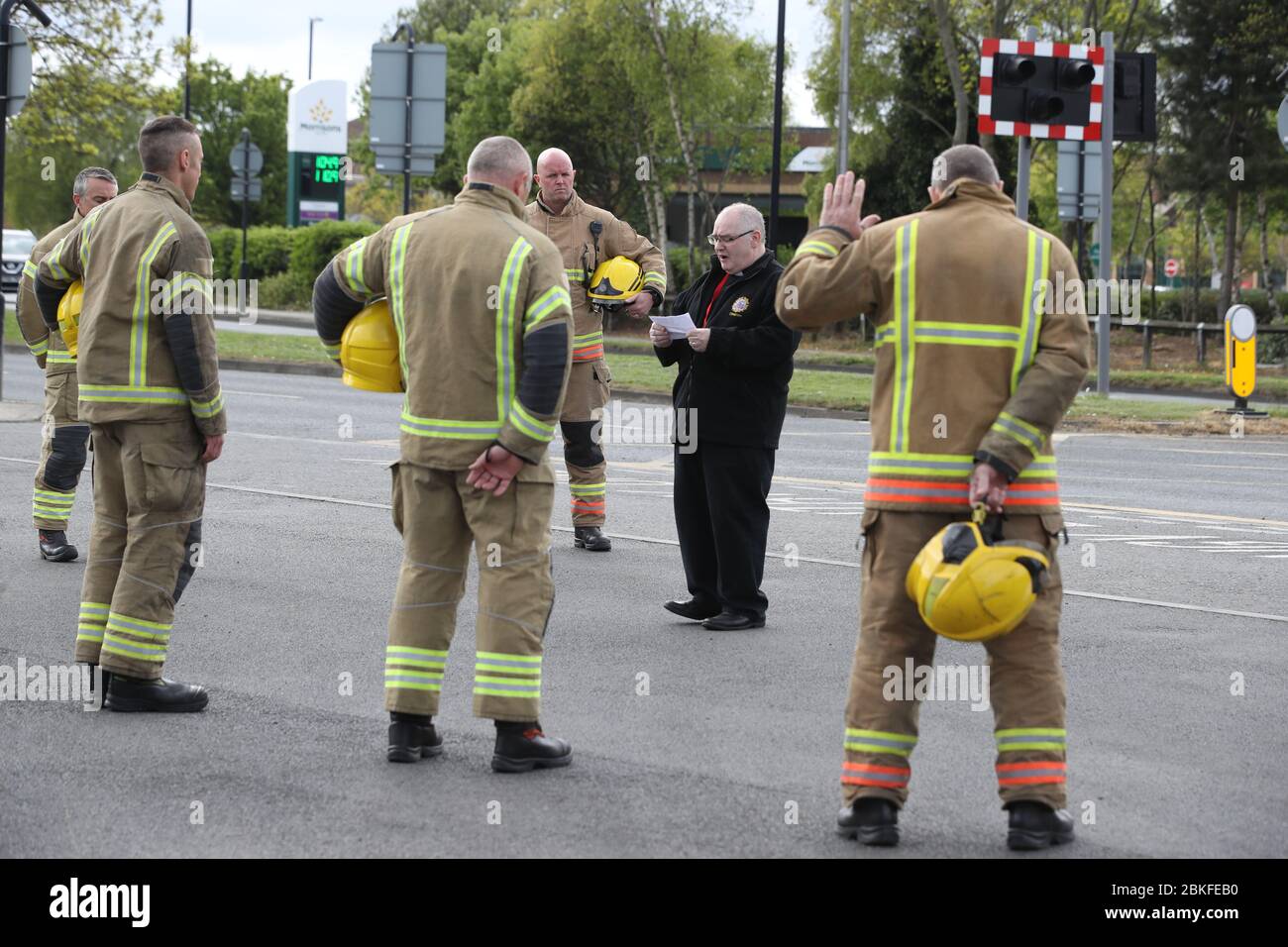 I vigili del fuoco hanno un piccolo servizio dopo un minuto di silenzio fuori dalla Tynemouth Community Fire Station, durante il Firefighters Memorial Day in memoria dei loro colleghi che hanno perso la vita in tutta la Gran Bretagna e in tutto il mondo. Foto Stock