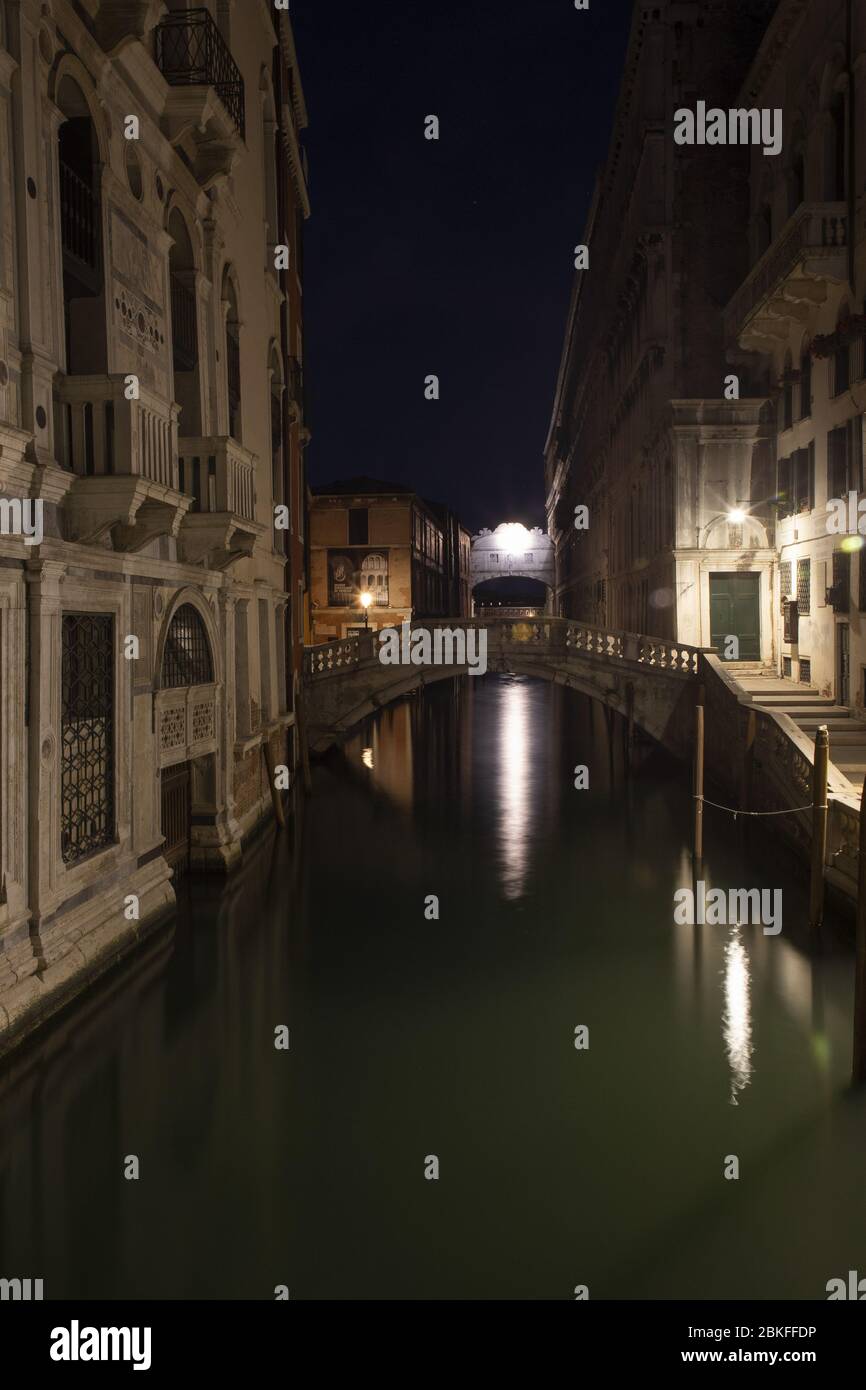 Venezia, Italia. 3 maggio 2020. Ultima notte di quarantena a Venezia, dal 4 maggio diverse attività riapriranno al pubblico e molto probabilmente il traffico, sia acqua che città, nella città inizierà di nuovo. La notte prima del 04 maggio mostra una città che è sempre deserta, con pochissimo traffico d'acqua abbastanza per poter scattare foto a lunga esposizione senza il disturbo dei sentieri luminosi. Credit: Independent Photo Agency/Alamy Live News Foto Stock