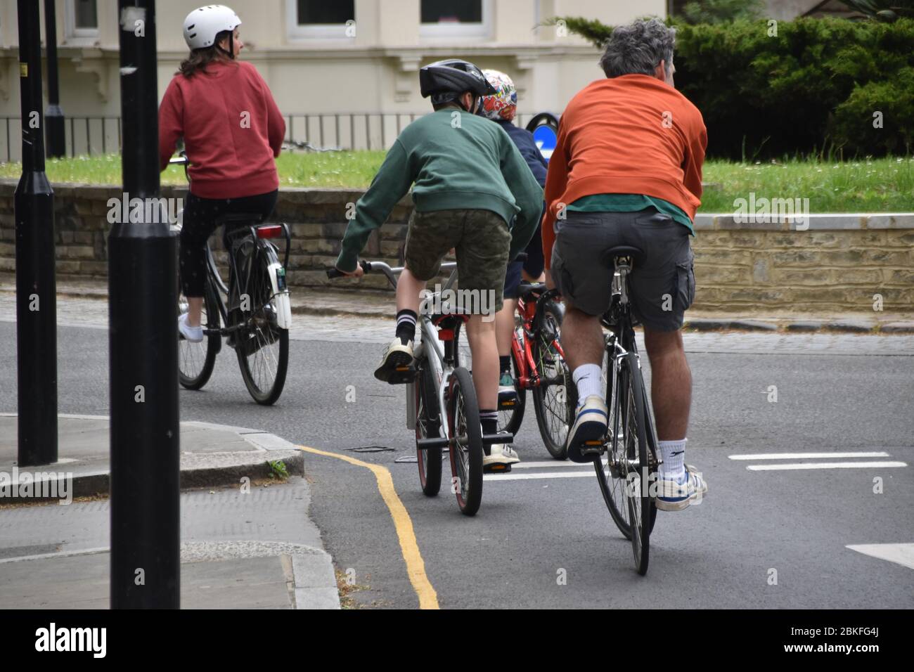 Famiglia di ciclisti in un giro Foto Stock