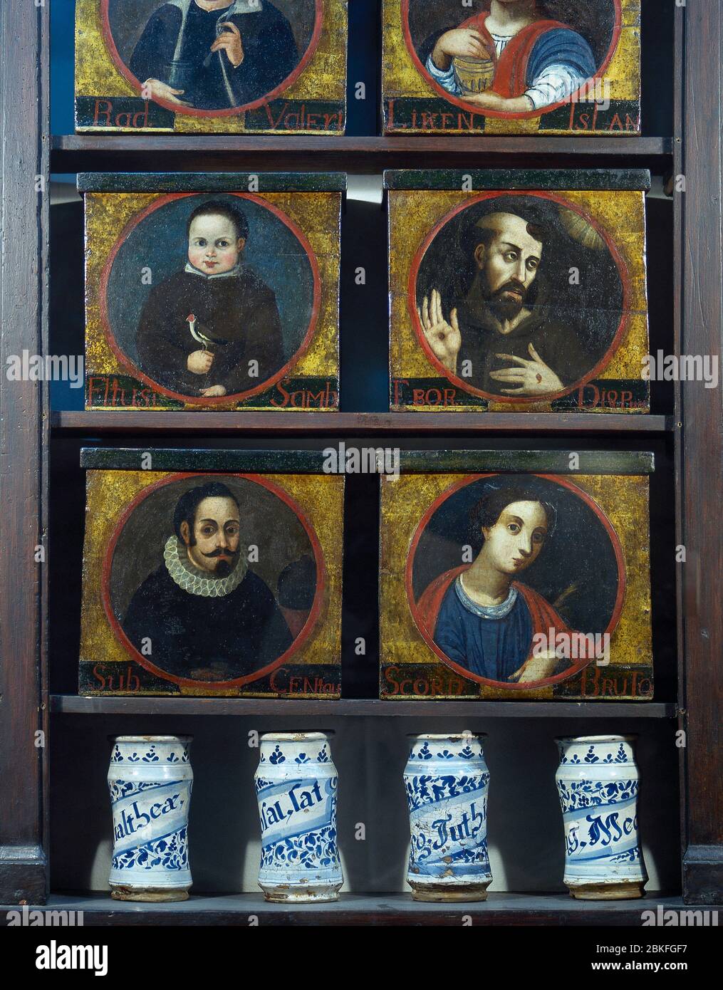 Antica farmacia. Scatole in legno decorate con dipinti. Si usavano per classificare erbe e medicinali. Museo della Farmacia Esteve. Llivia, provincia di Girona, regione Cerdanya, Catalogna, Spagna. Foto Stock