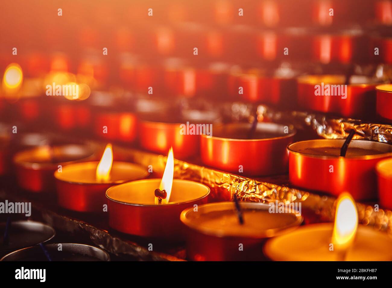 La Chiesa si candele in cattolico, concetto di fede dio. Foto Stock