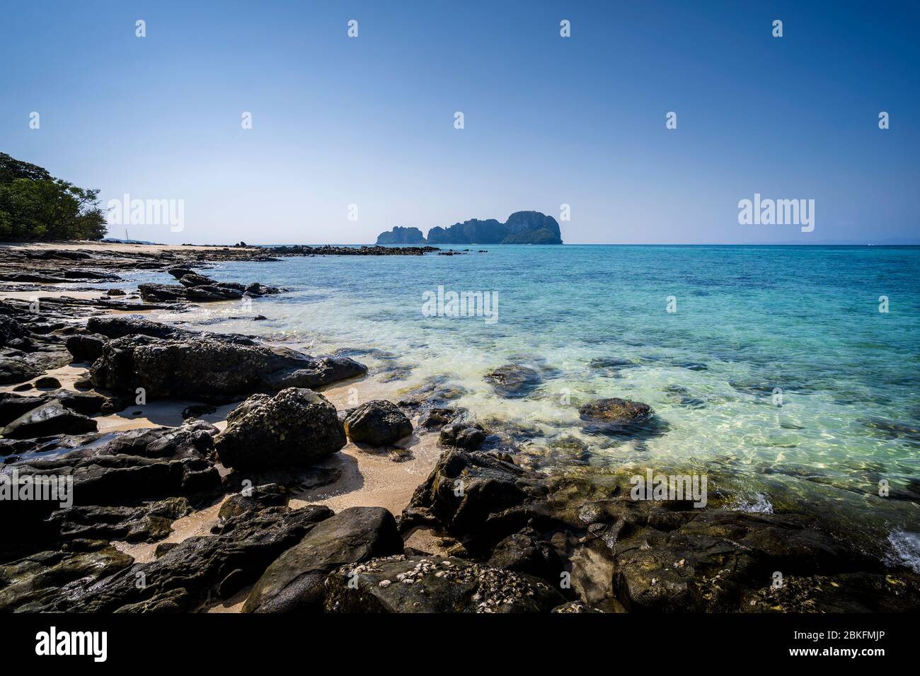 Phi Phi, Thailandia - 25 Dicembre 2019: Rocky Bamboo Beach, Maya Bay Phi Phi Island, Krabi Province, Thailandia, Asia sudorientale Foto Stock