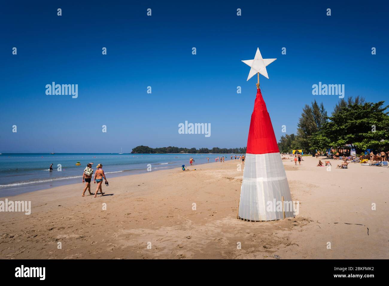 Koh Lanta, Thailandia - 27 Dicembre 2019: Albero di Natale su Long Beach, Phra AE Beach, Ko Lanta Island, Krabi, Thailandia, Sud-Est asiatico Foto Stock