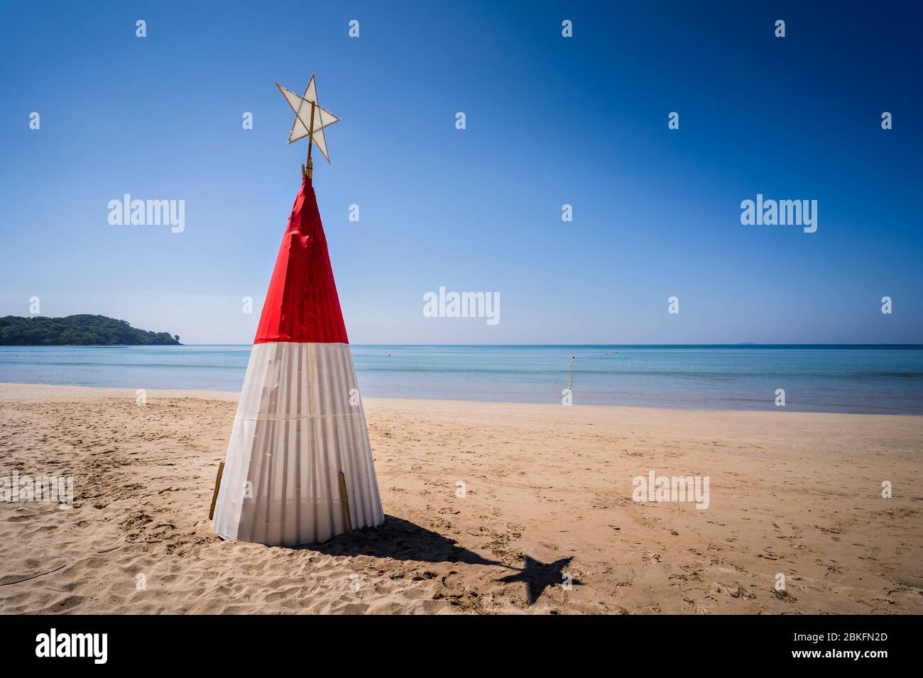 Koh Lanta, Thailandia - 27 Dicembre 2019: Albero di Natale su Long Beach, Phra AE Beach, Ko Lanta Island, Krabi, Thailandia, Sud-Est asiatico Foto Stock