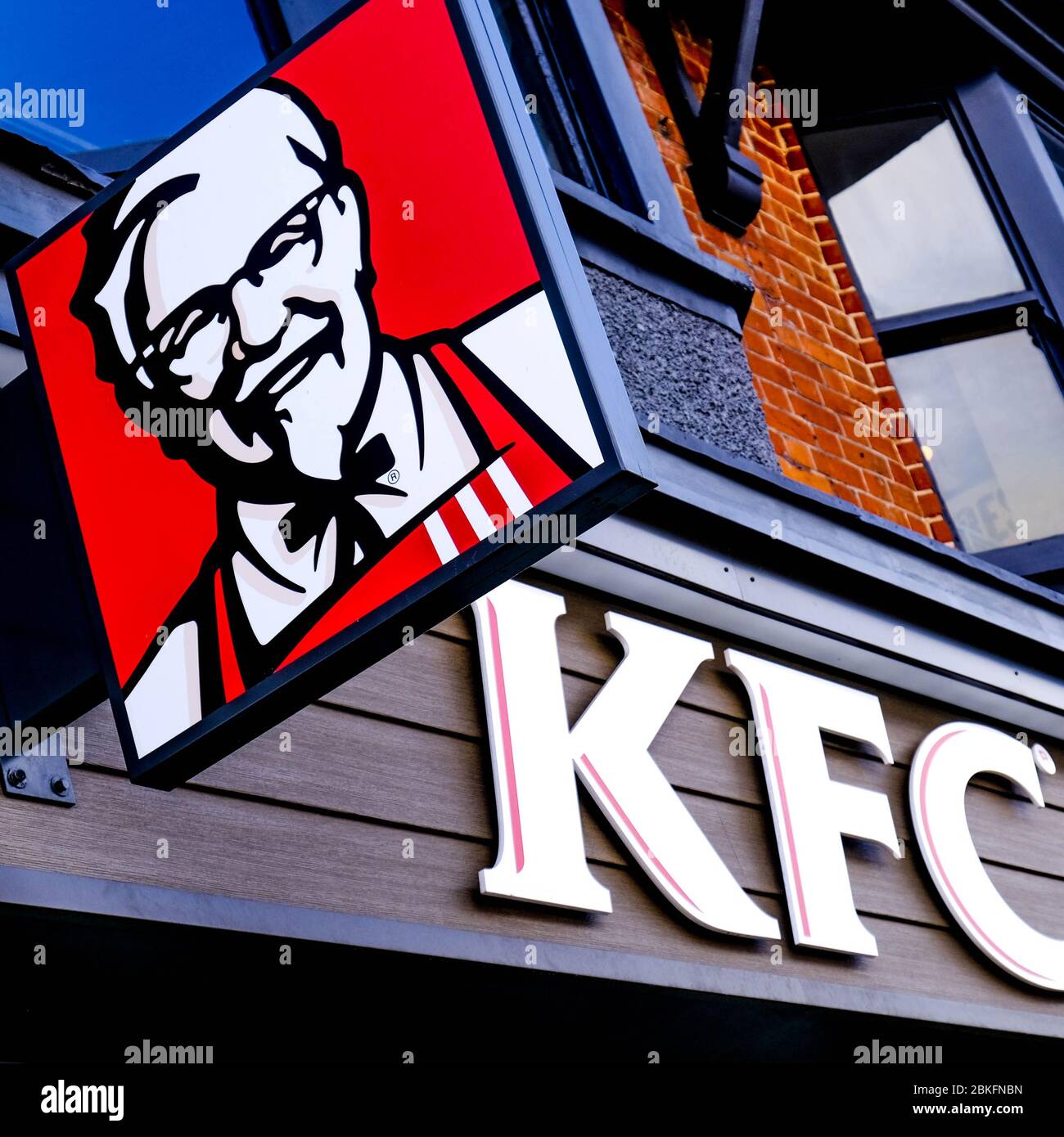 Kentucky Fried Chicken KFC Shop Front e Logo, ha chiesto al governo di sospendere i pagamenti IVA e le tariffe commerciali durante la Pandemia coronavirus Foto Stock