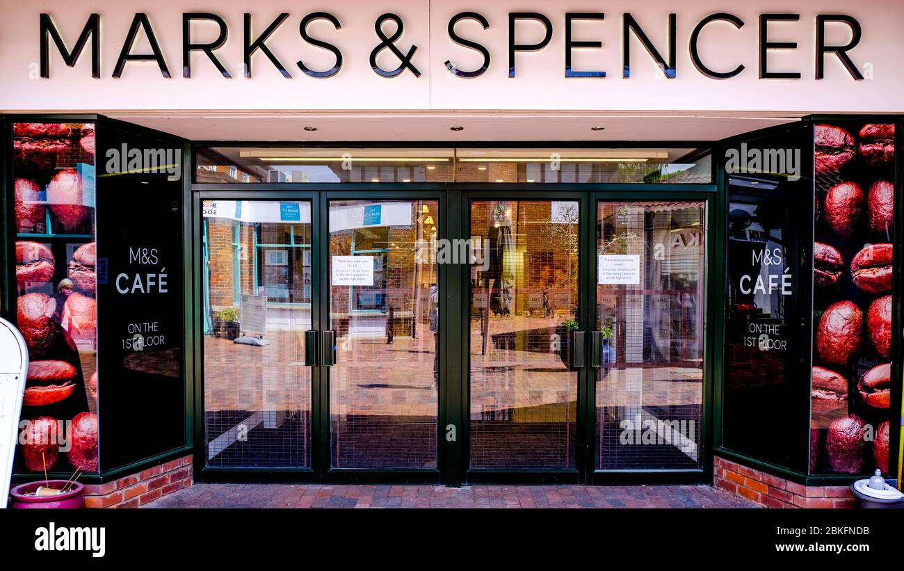 Marks e Spencer, M&S, stanno lavorando a piani per rivedere l'esperienza di acquisto dei clienti dopo che le misure di distanziamento sociali di Coronavirus sono state revocate Foto Stock