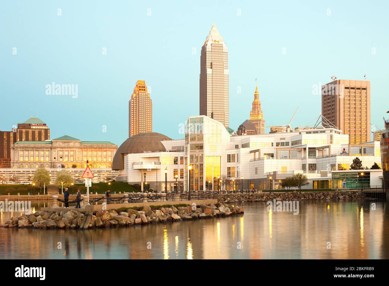 Cleveland, Ohio, Stati Uniti - edificio del Great Lakes Science Center e skyline del centro al tramonto. Foto Stock