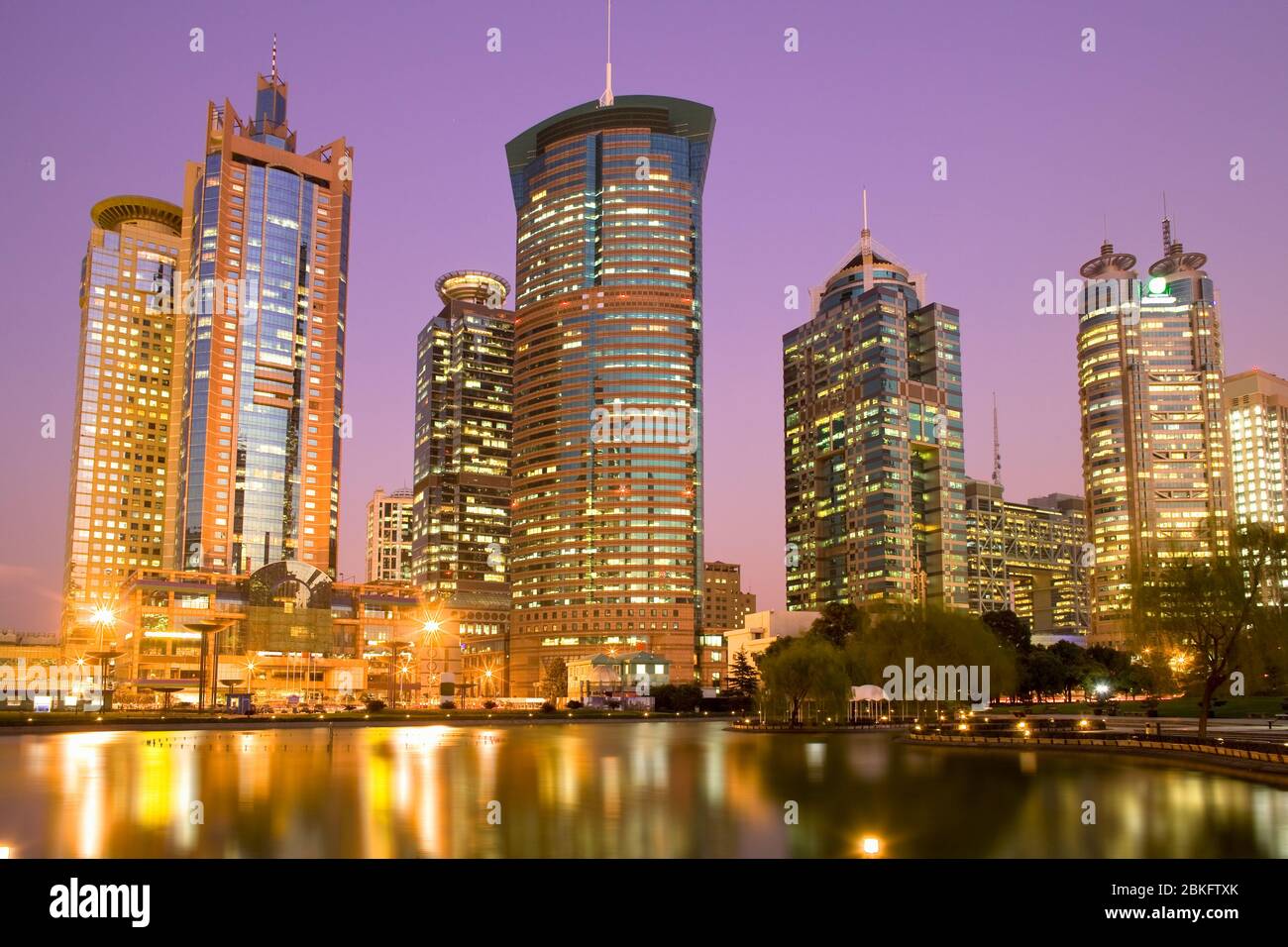 Uffici nel quartiere finanziario di Lujiazui dal Central Greenfield Park di Pudong, Shanghai, Cina, Foto Stock