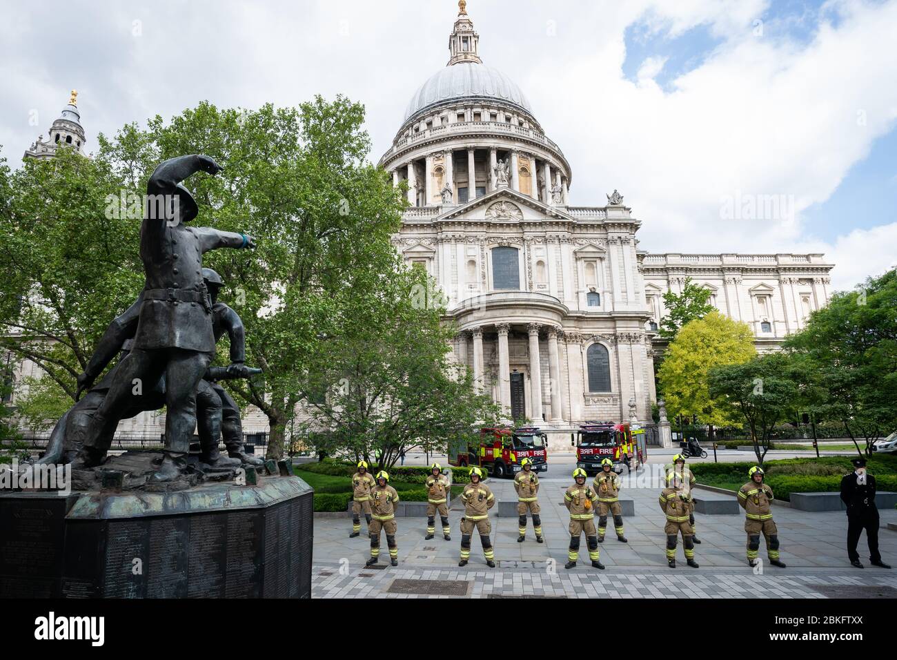 Membri della Brigata dei pompieri di Londra al National Firefighters' Memorial a St Pauls, Londra, in memoria dei vigili del fuoco che hanno perso la vita nel loro dovere. Foto Stock
