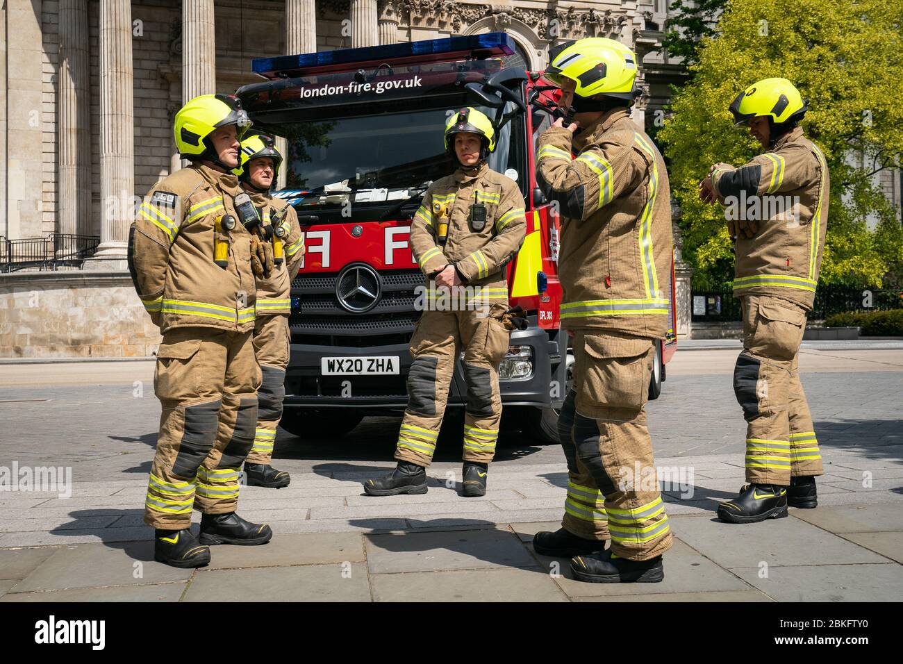 Membri della Brigata dei pompieri di Londra al National Firefighters' Memorial a St Pauls, Londra, in memoria dei vigili del fuoco che hanno perso la vita nel loro dovere. Foto Stock