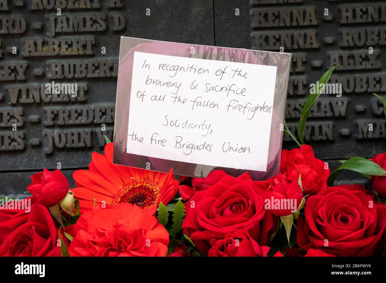 Un tributo al National Firefighters' Memorial a St Pauls, Londra, in memoria dei vigili del fuoco che hanno perso la vita nel campo del dovere. Foto Stock