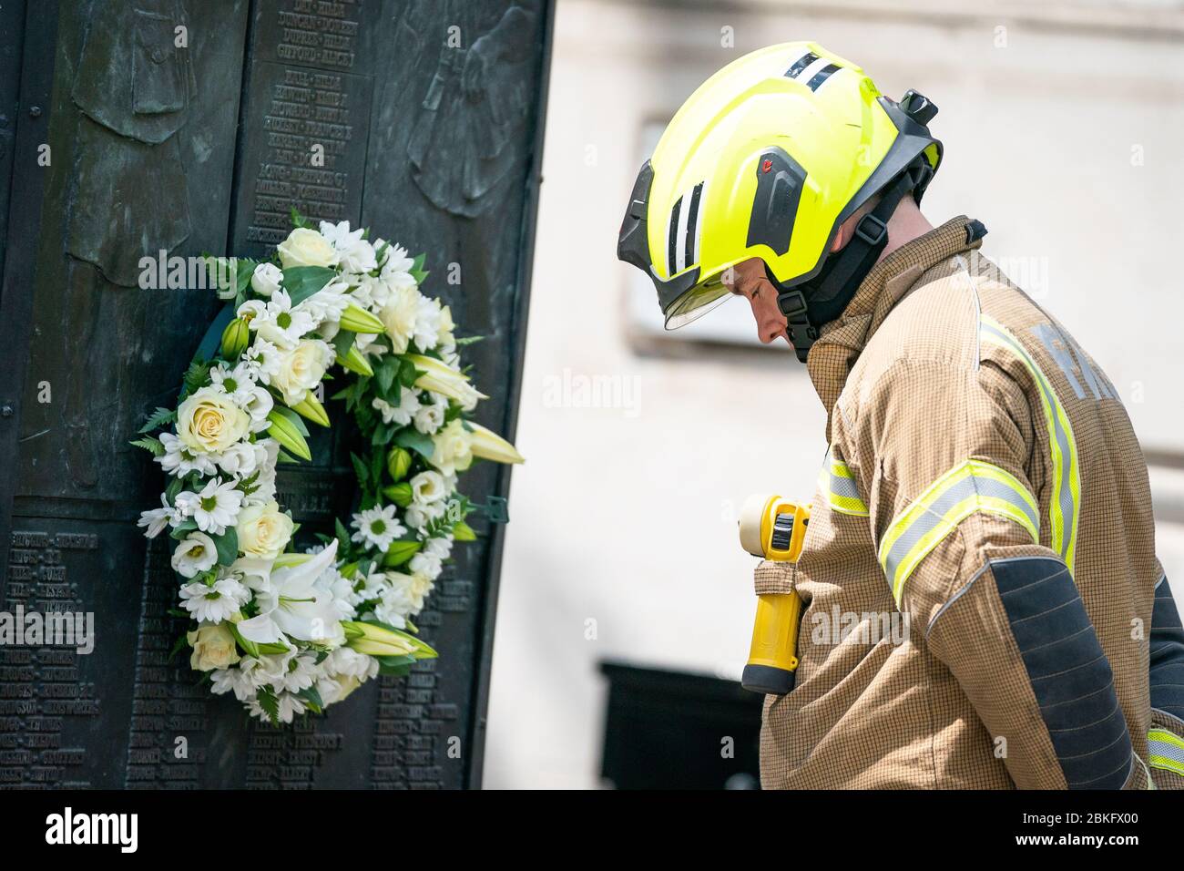 Il Sottufficiale Dan o'Brien paga i suoi rispetti al National Firefighters' Memorial a St Pauls, Londra, in memoria dei vigili del fuoco che hanno perso la vita nel campo del dovere. Foto Stock