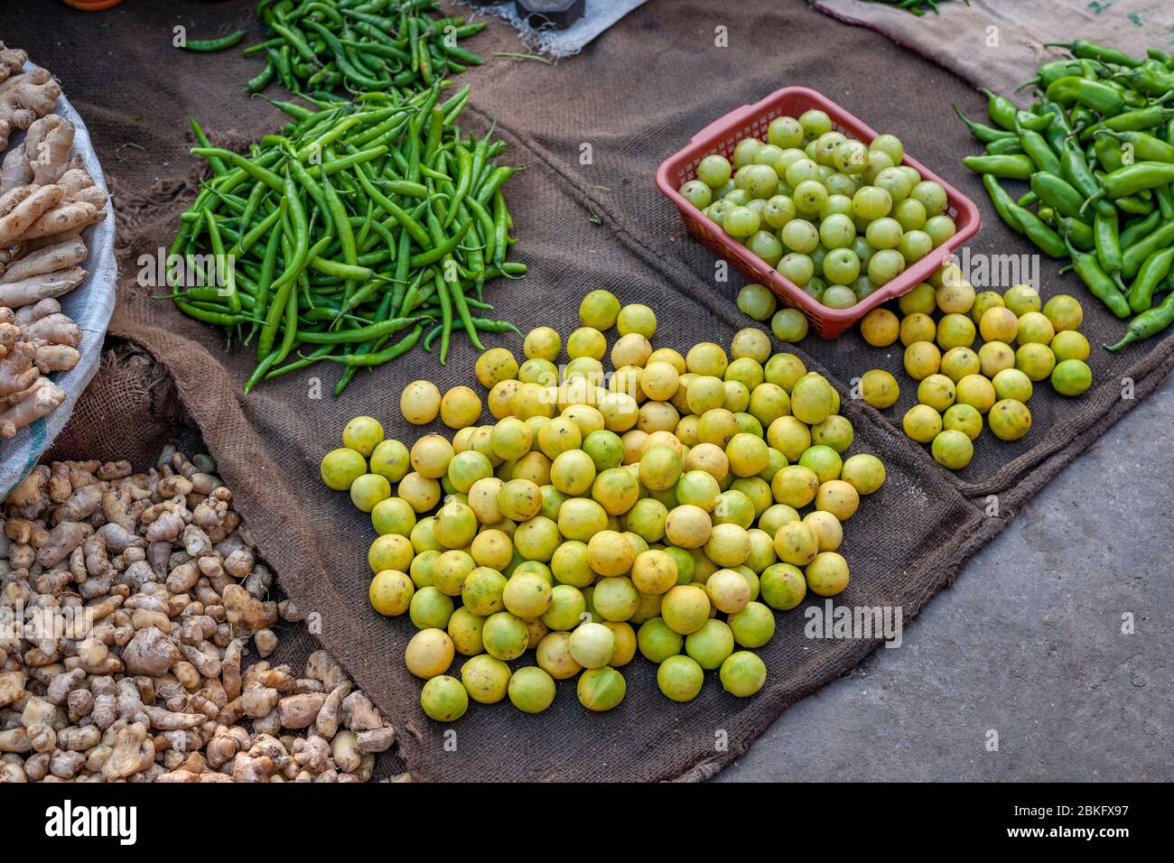 Limes e chilis, Pahar Ganj mercato, Delhi, India Foto Stock