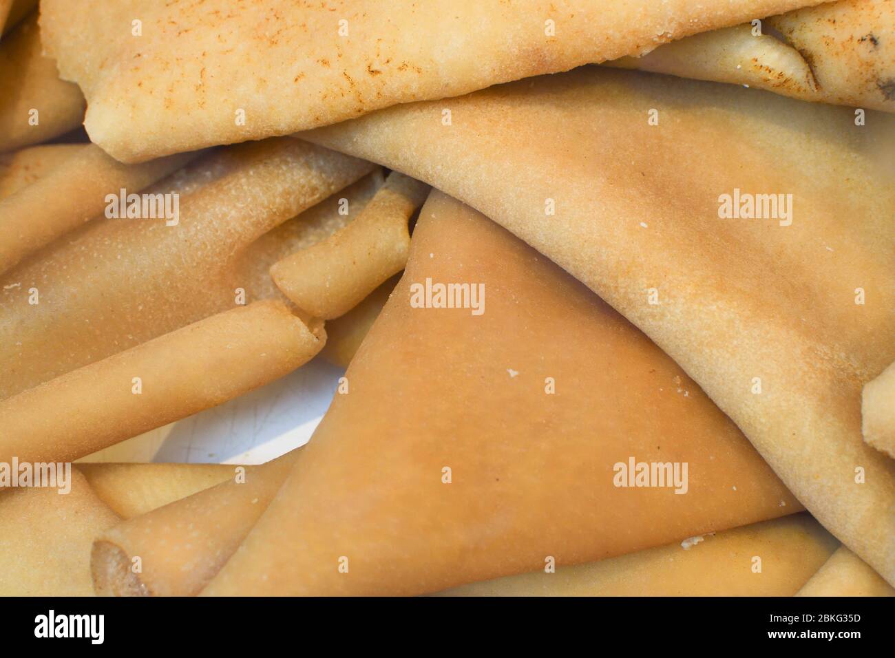 Sorici tradizionali rumeni, pelle di maiale in vendita durante il festival alimentare, pile sul bancone Foto Stock