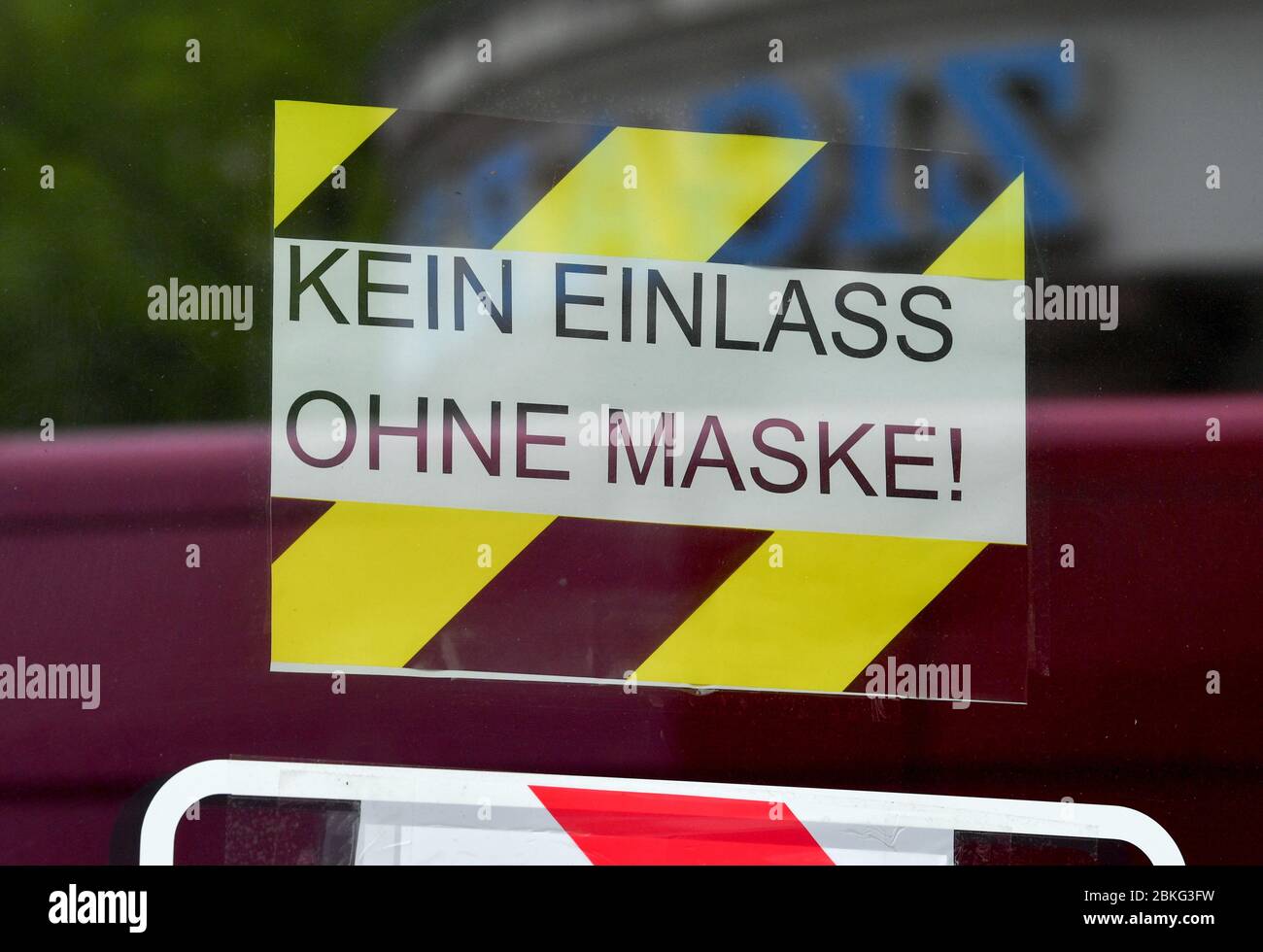 04 maggio 2020, Sassonia-Anhalt, Halle (Saale): "Nessuna entrata senza maschera" è scritta su un cartello all'ingresso di un negozio. Nei negozi al dettaglio è attualmente obbligatorio indossare una protezione per bocca e naso. Foto: Hendrik Schmidt/dpa-Zentralbild/dpa Foto Stock
