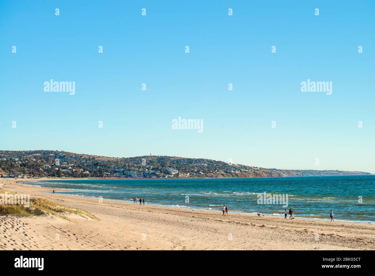 Adelaide, South Australia - 22 dicembre 2018: Persone che camminano lungo la costa della spiaggia di Brighton in una luminosa e calda giornata estiva Foto Stock