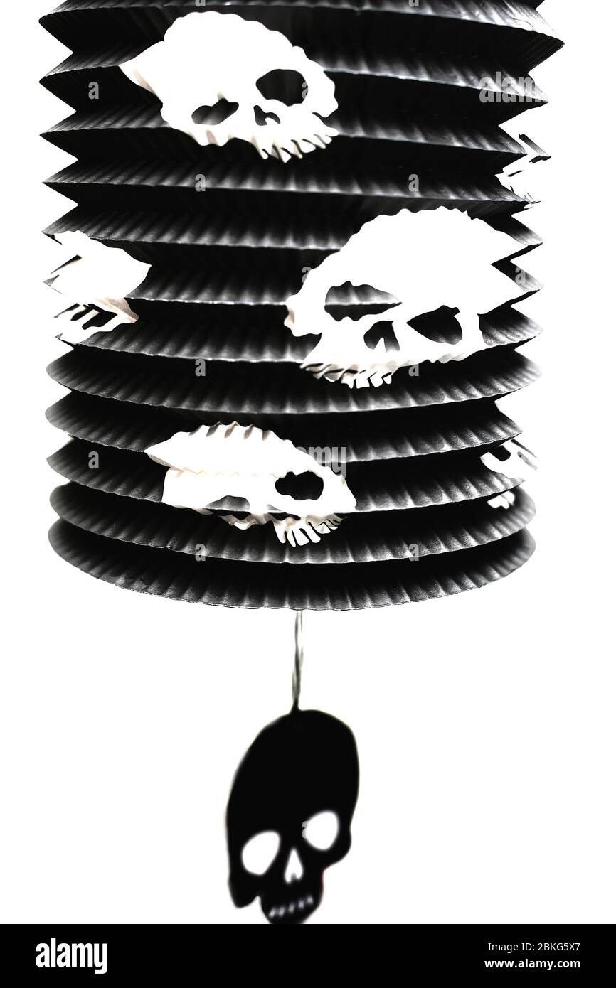Garland di carta di teschi isolato su sfondo bianco. Un'immagine monocromatica. Foto Stock