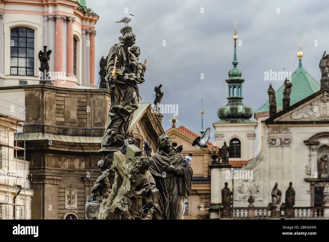 Statua della Madonna e San Bernardo sul Ponte Carlo Foto Stock