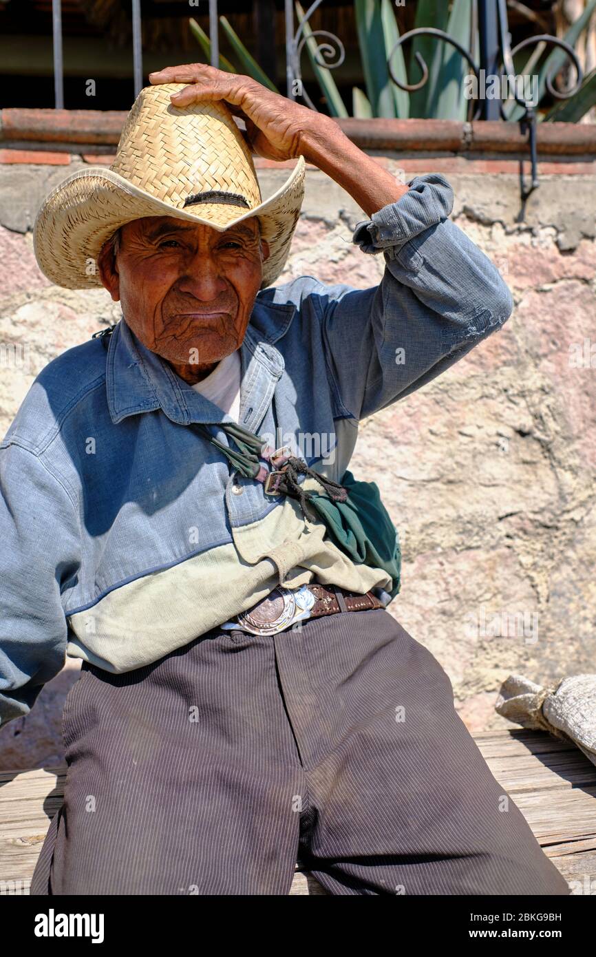 Ritratto di un vecchio contadino con un cappello di paglia nella città di  Santiago Matatlan Foto stock - Alamy