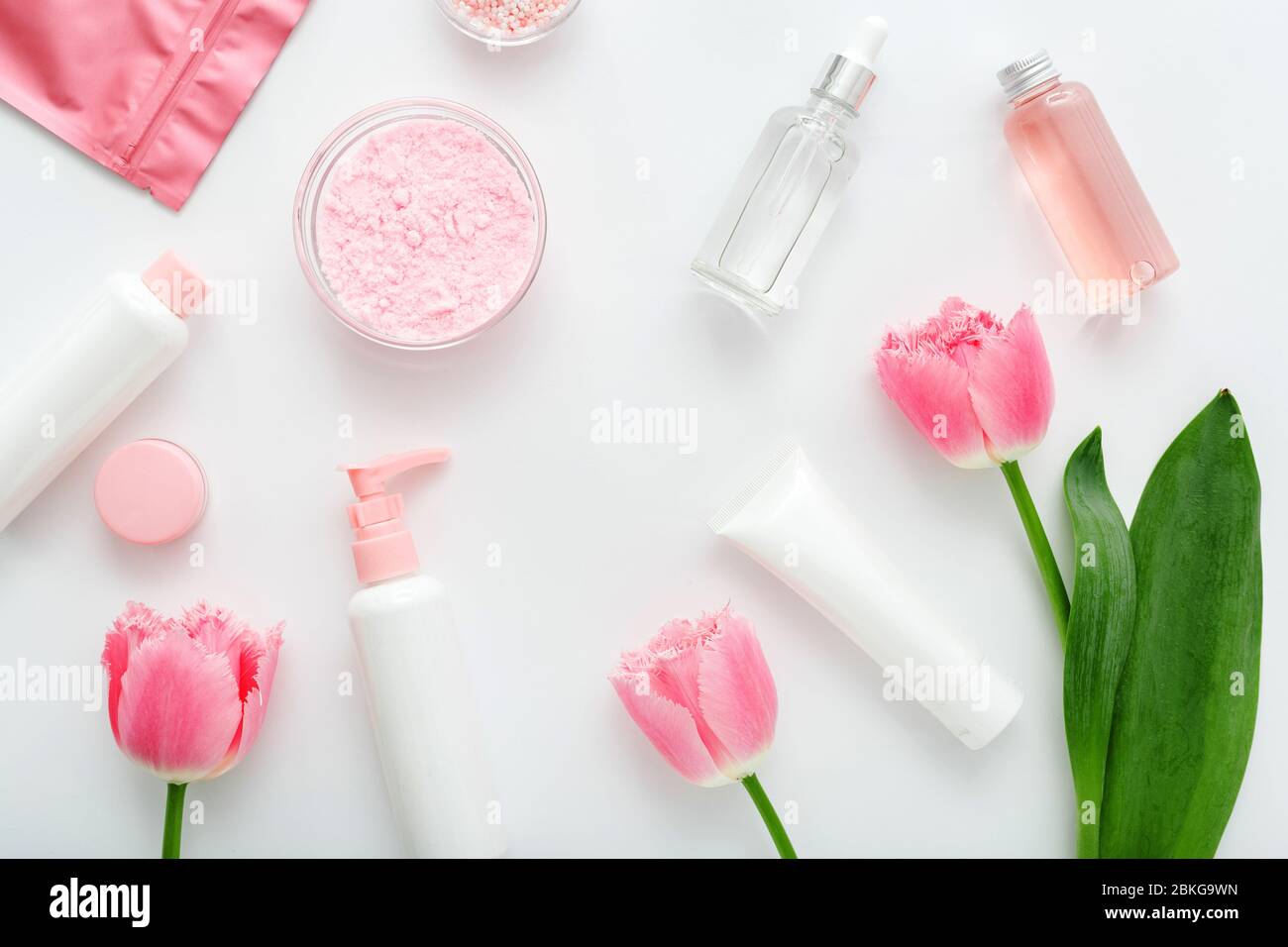 Beauty spa, prodotti per il bagno per la cura della pelle. Flaconi cosmetici, provette, dispenser, contagocce, confezione crema. Cosmetici SPA branding mock-up per Foto Stock