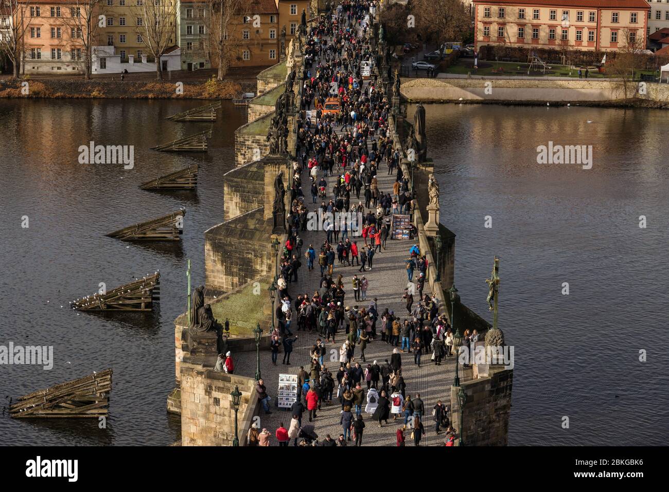 C'erano molte persone sul ponte Stone Charles Foto Stock