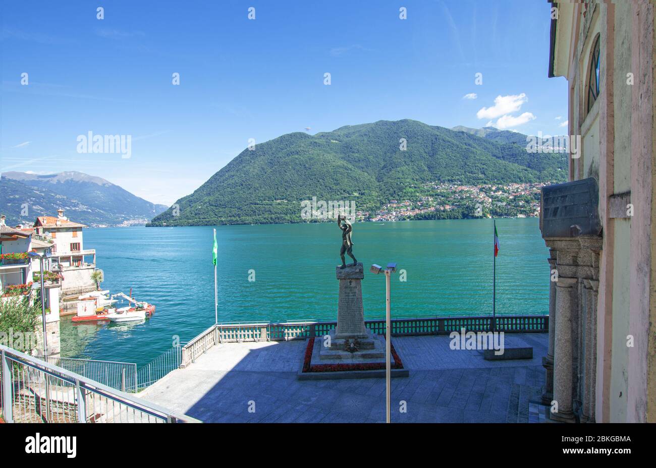 Splendido paesaggio sul lago di Como dalla piazza di un'antica chiesa Foto Stock