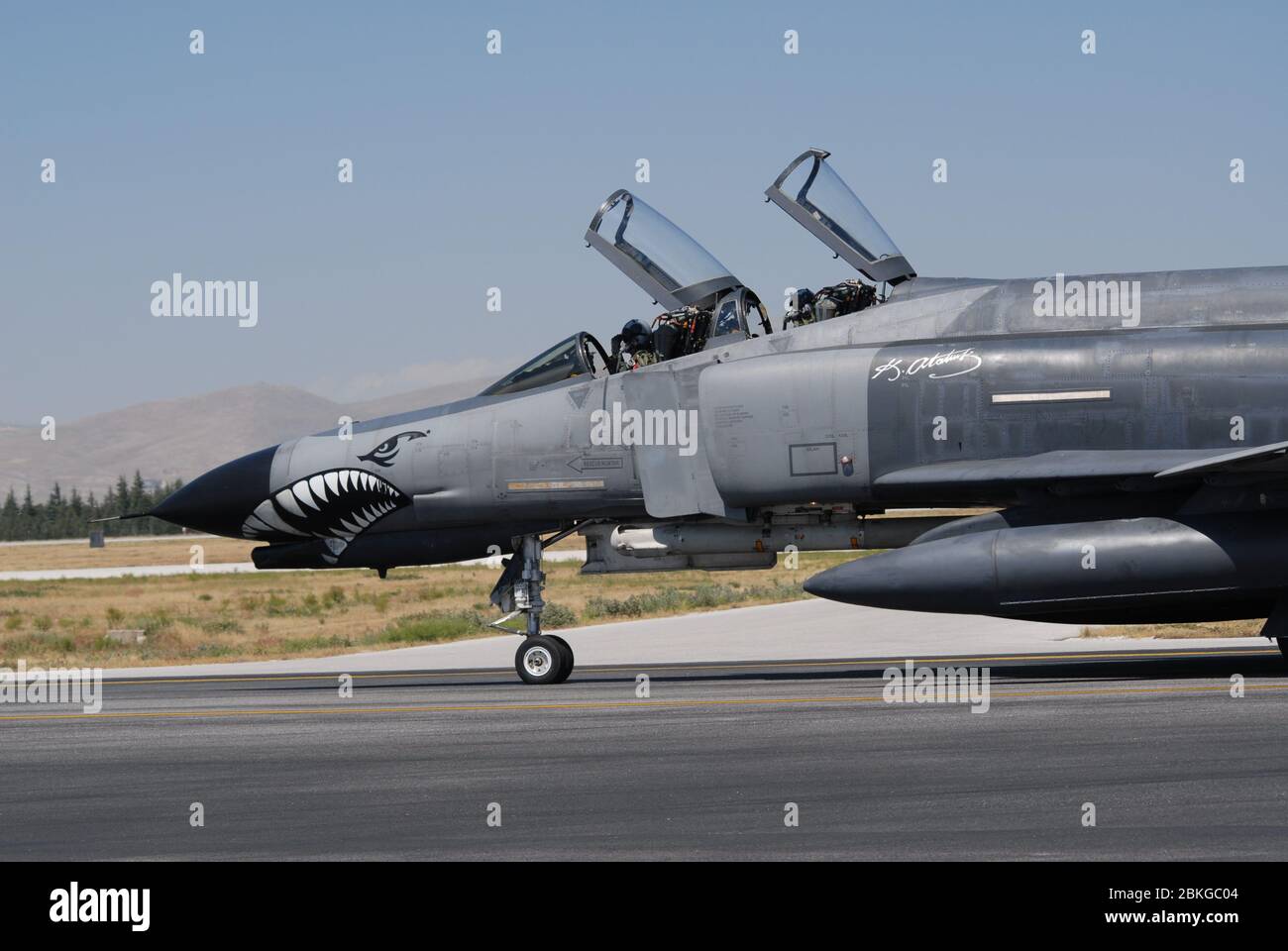 Il caccia aereo turco F-4 Phantom si prepara a decollo da una base aerea durante l'esercizio militare Anatolian Eagle a Konya Foto Stock