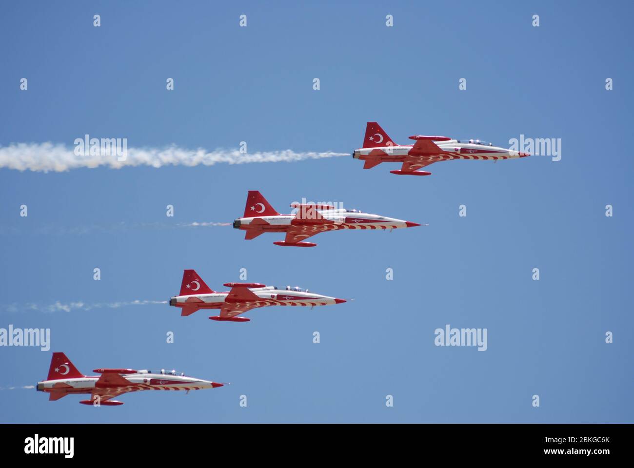 Gli aerei NF-5A del gruppo espositore aerobico delle Stelle turche volano sulla base aerea durante l'esercizio militare dell'Aquila Anatolica a Konya Foto Stock