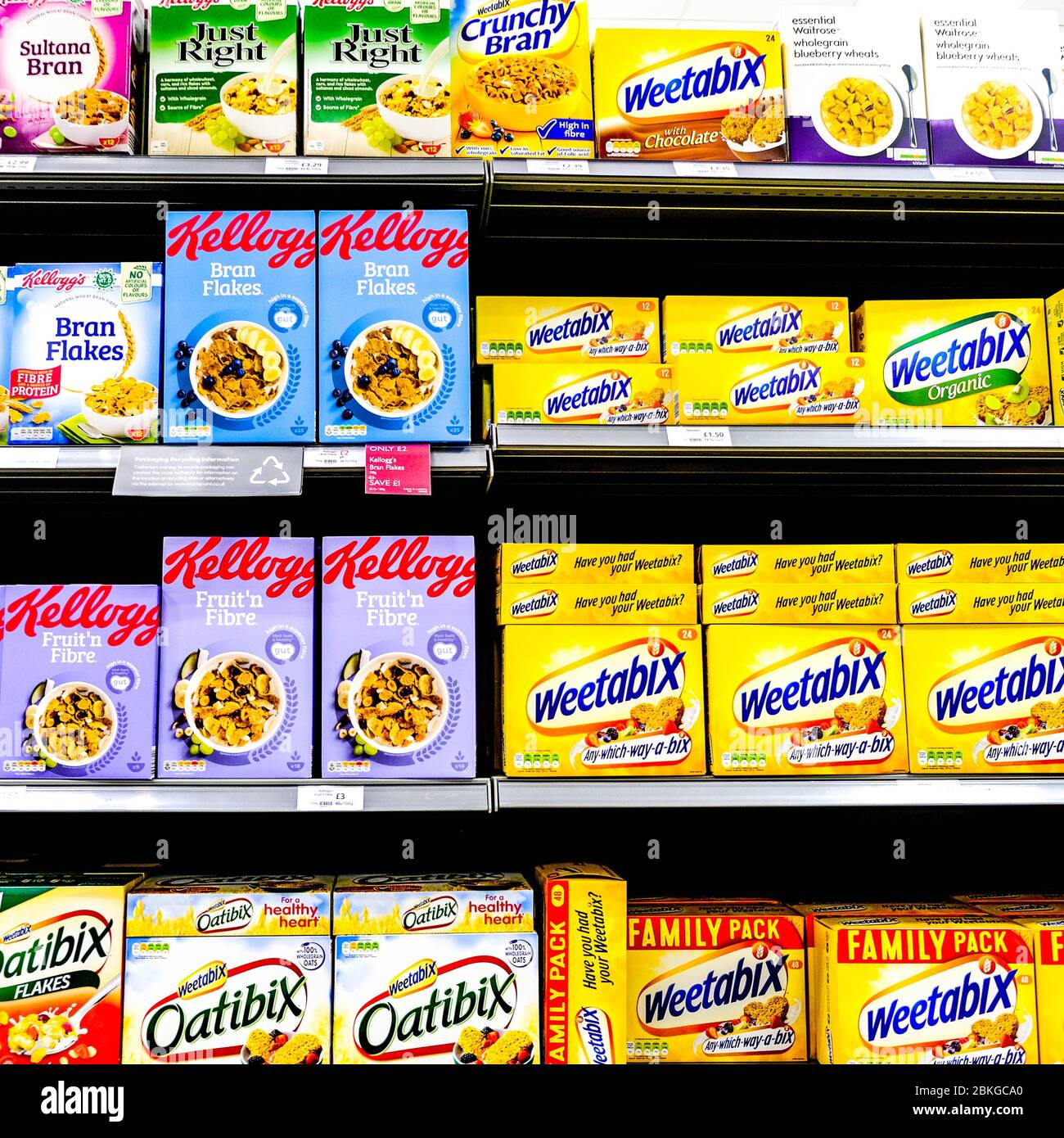 Scatole o cartoni di cereali salutari con marchio popolare su uno scaffale del mercato del Regno Unito Foto Stock
