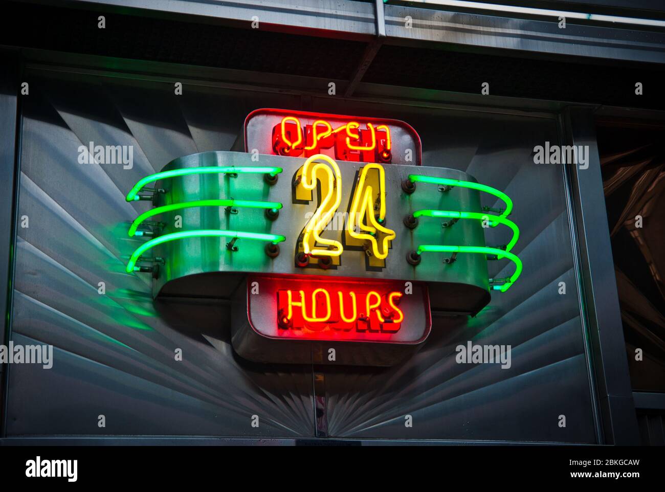 New York, NY, Stati Uniti, Ottobre 24,2009. Aperto 24 ore al neon sign.Credit: Mario Beauregard/Alamy News Foto Stock