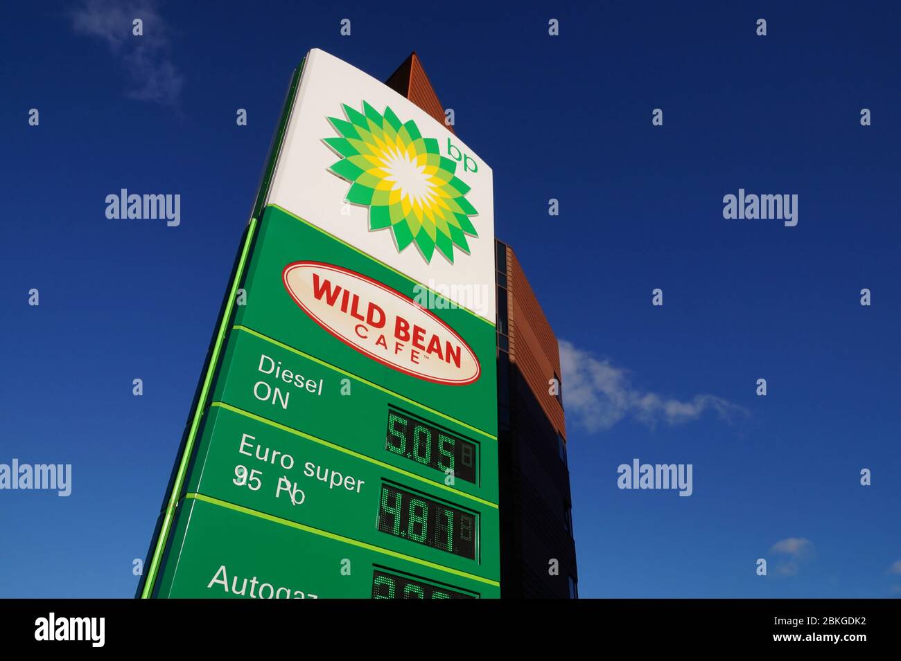 Polonia. Stazione di servizio BP. Pubblicità pilone con prezzi del carburante. Febbraio 2020. Foto Stock