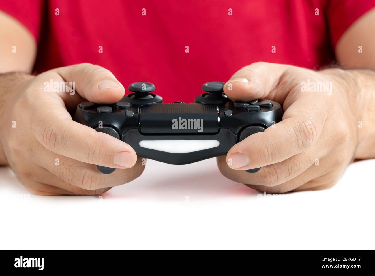 Controller per videogiochi su sfondo bianco a mani Foto Stock