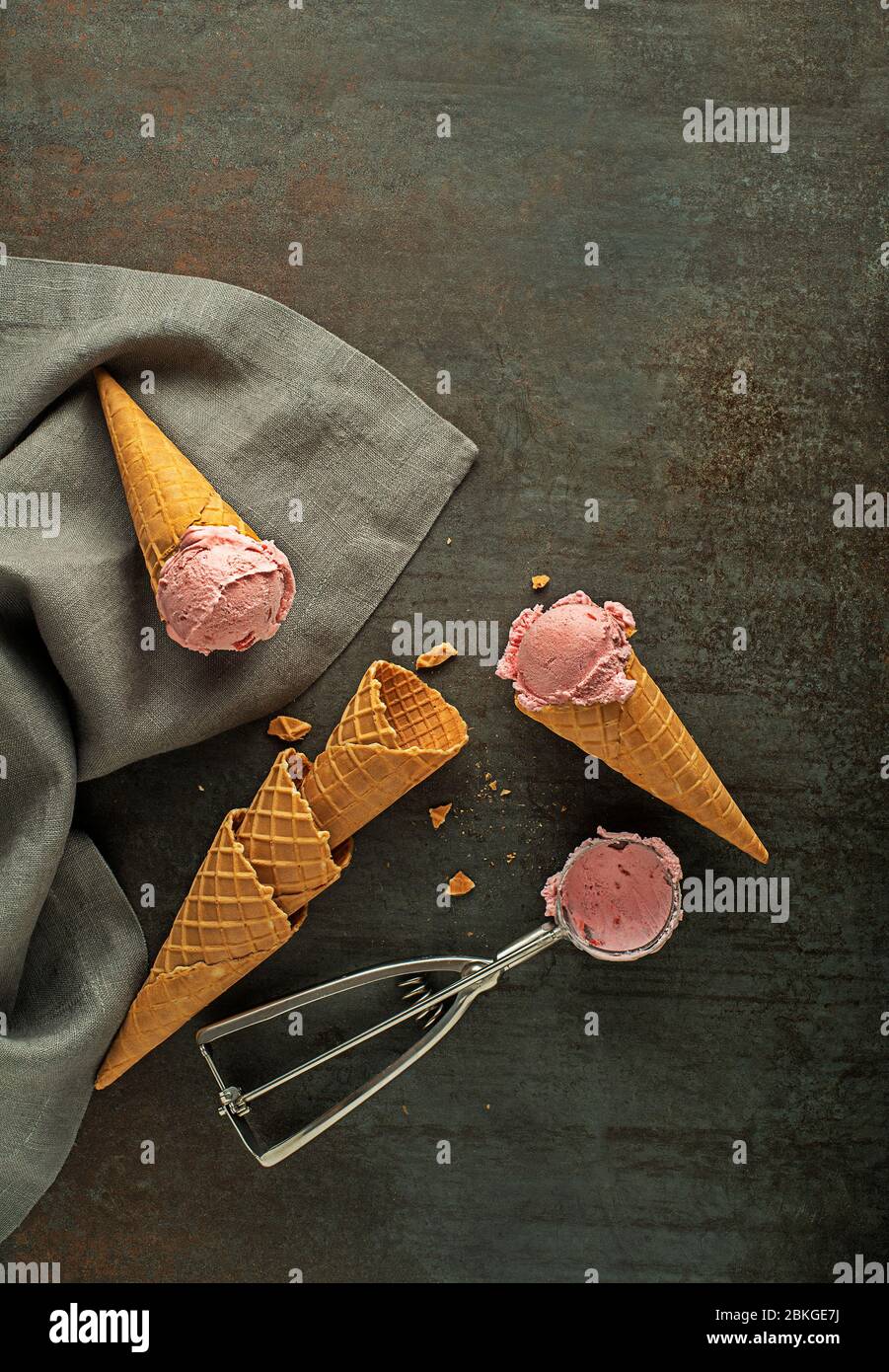 Scoop gelato alla frutta, in ciuffo per preparare coni con un utensile d'argento Foto Stock