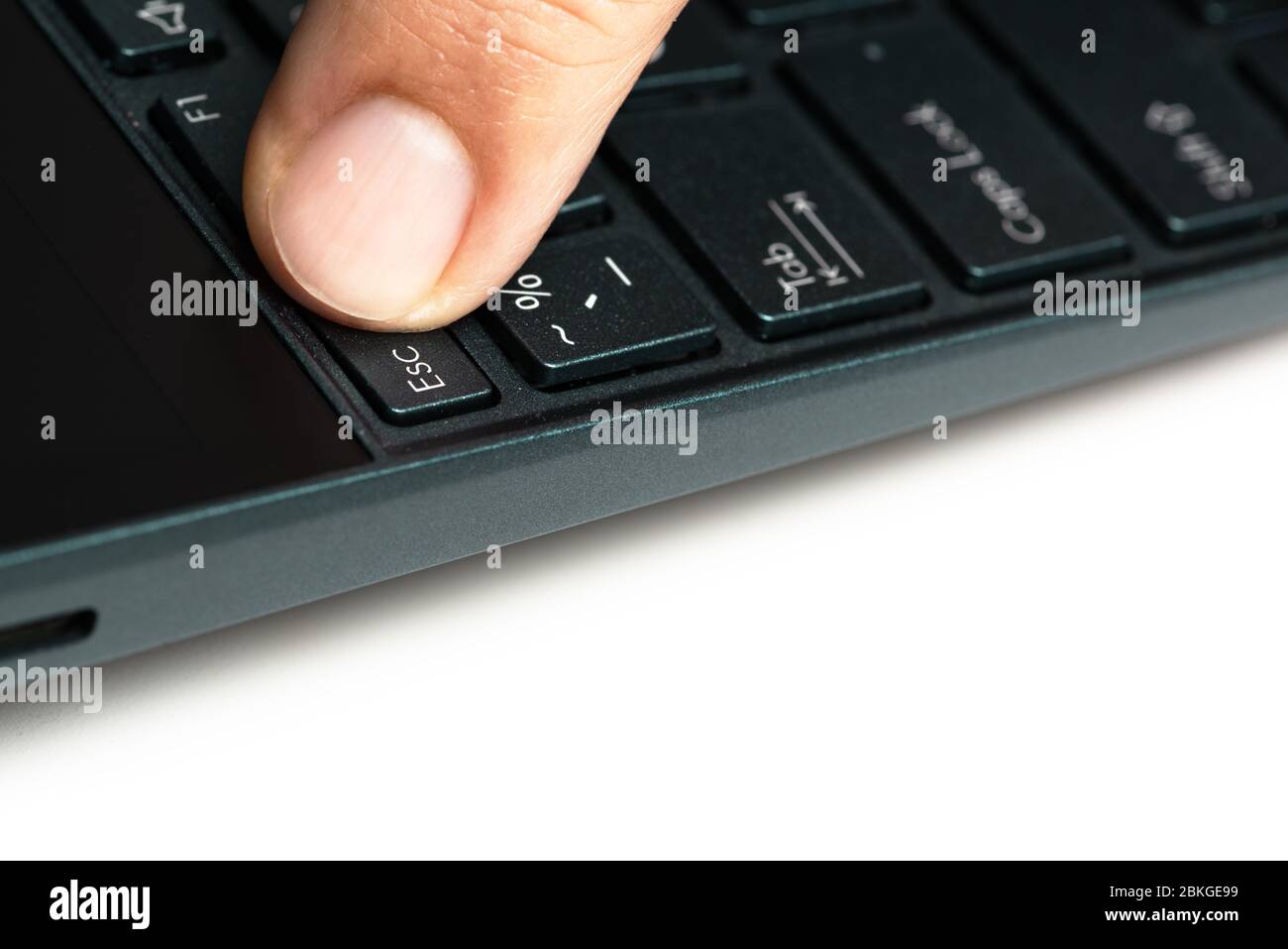 Un uomo che si accampa sul notebook della tastiera, premere il pulsante Foto Stock